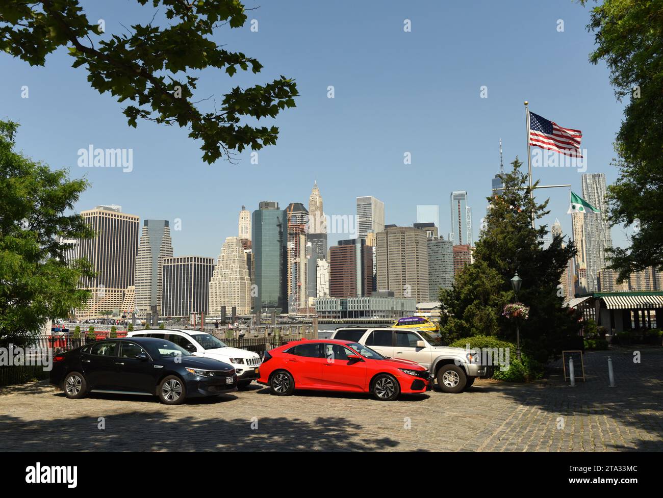 New York, USA - 27. Mai 2018: Autos auf dem Parkplatz in Dumbo in Brooklyn. Stockfoto
