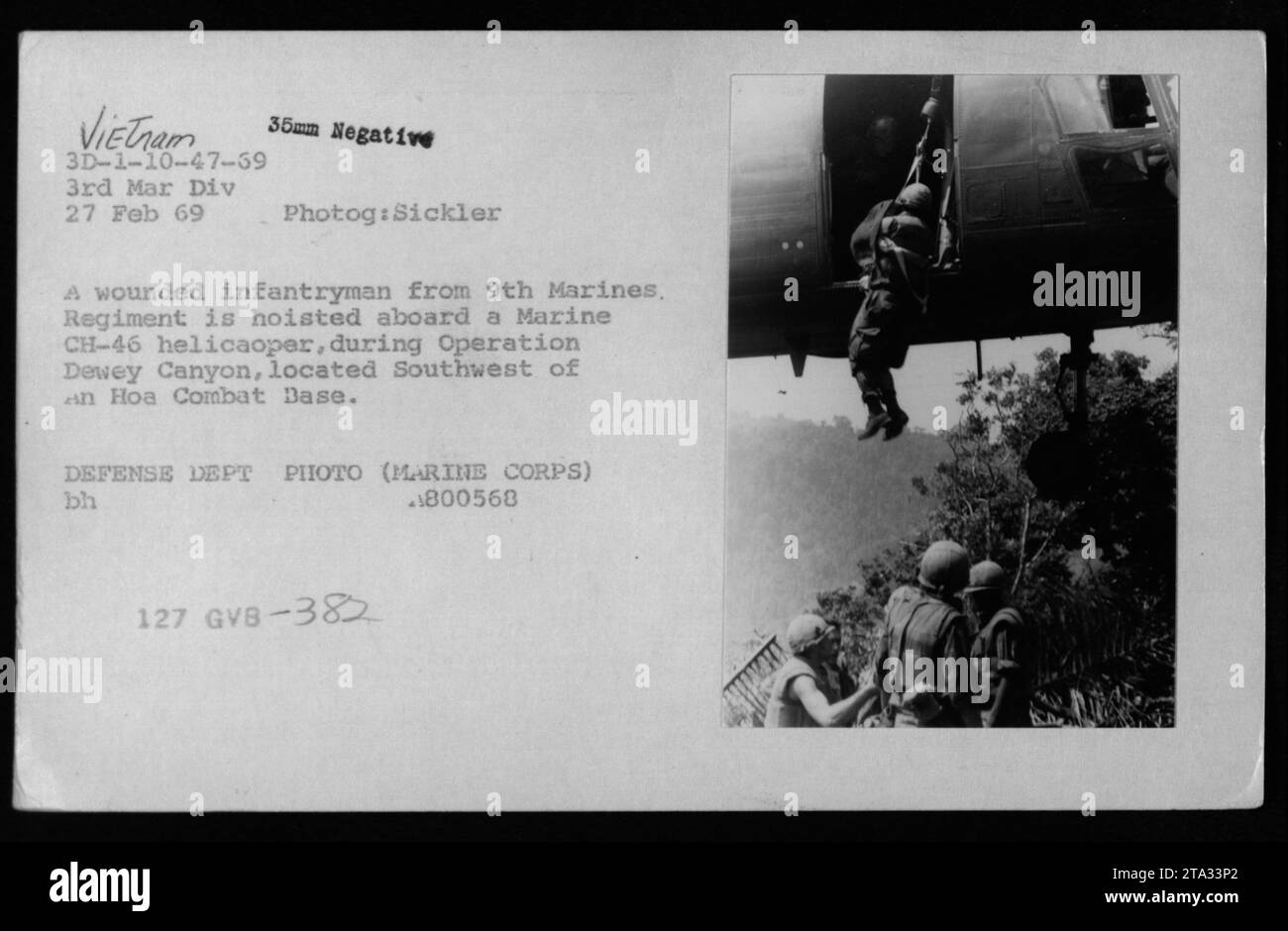 Ein verwundeter Infanterie des 9. Marines-Regiments wird während der Operation Dewey Canyon an Bord eines CH-46 Hubschraubers der Marine gehoben. Die Operation fand am 27. Februar 1969 im Rahmen der Aktivitäten der 3. Marine-Division südwestlich einer Hoa Combat Base statt. Dieses Foto wurde von Sickler aufgenommen und ist ein 35-mm-negativ. Es ist ein Foto des Verteidigungsministeriums (Marine Corps) mit dem Identifikationscode BH 1800568 127 GVB-382. Stockfoto
