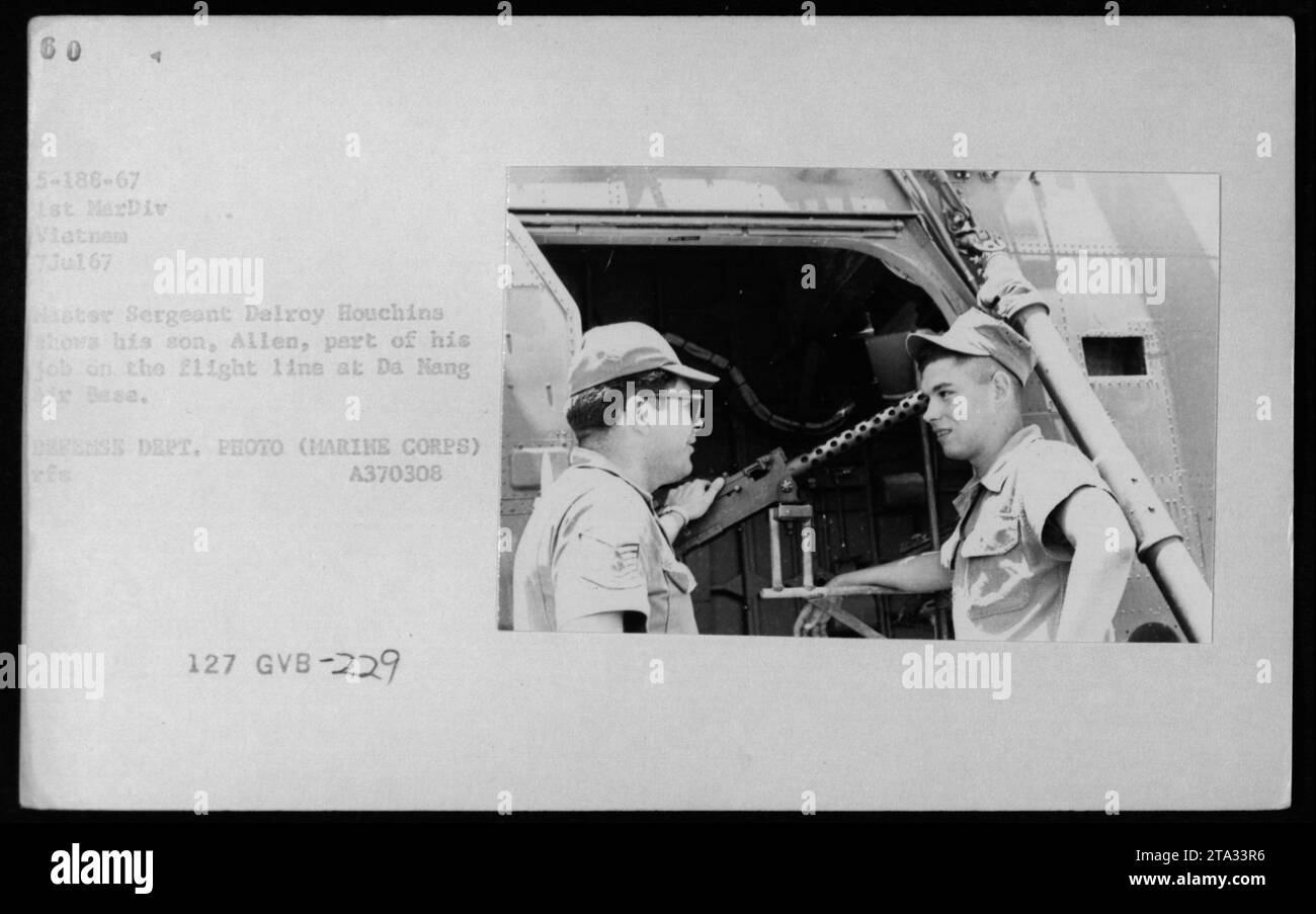 Meister Sergeant Delroy Houchins zeigt seinem Sohn Ailen einen Einblick in seine Arbeit an der Fluglinie von da Nang CAFENSE während des Vietnamkriegs. Dieses Foto vom Juli 1967 zeigt das tägliche Leben und die Aktivitäten amerikanischer Militärs während des Konflikts. (Faktische Bildunterschrift ohne Kreativität) Stockfoto