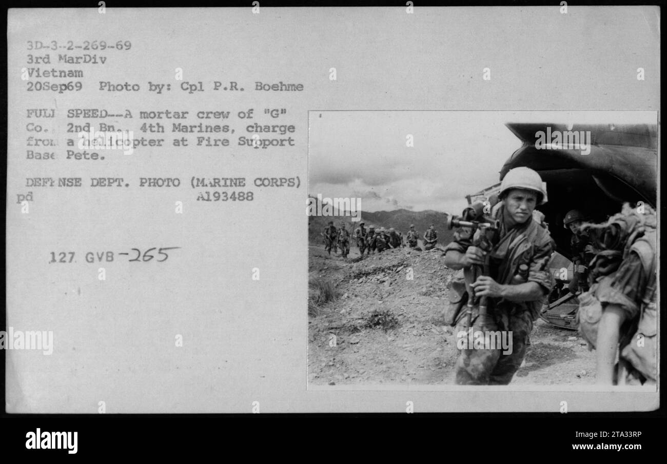 Marines von 'G' Co. 2nd Bn., 4th Marines, werden am 20. September 1969 von einem Helikopter auf der Fire Support Base Pete in Vietnam gesehen. Das Bild zeigt eine Mörsercrew auf einer Mission. Das Foto wurde von CPL P.R. Boehme aufgenommen. Stockfoto