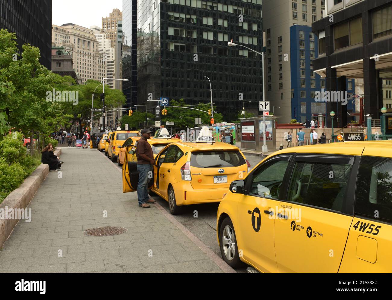 New York, USA - 28. Mai 2018: Reihe gelber Taxis in New York. Stockfoto