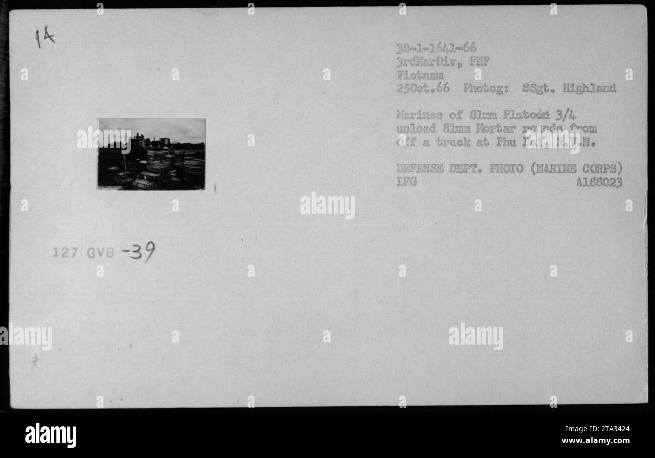 Am 25. Oktober 1966 entluden Marines des 3/4 81mm Platoon 61mm Mörsergranaten von einem Lkw in FHU Bai, Vietnam. Das Foto von SSgt. Highland dokumentiert die militärischen Aktivitäten der USA während des Vietnamkriegs. Stockfoto