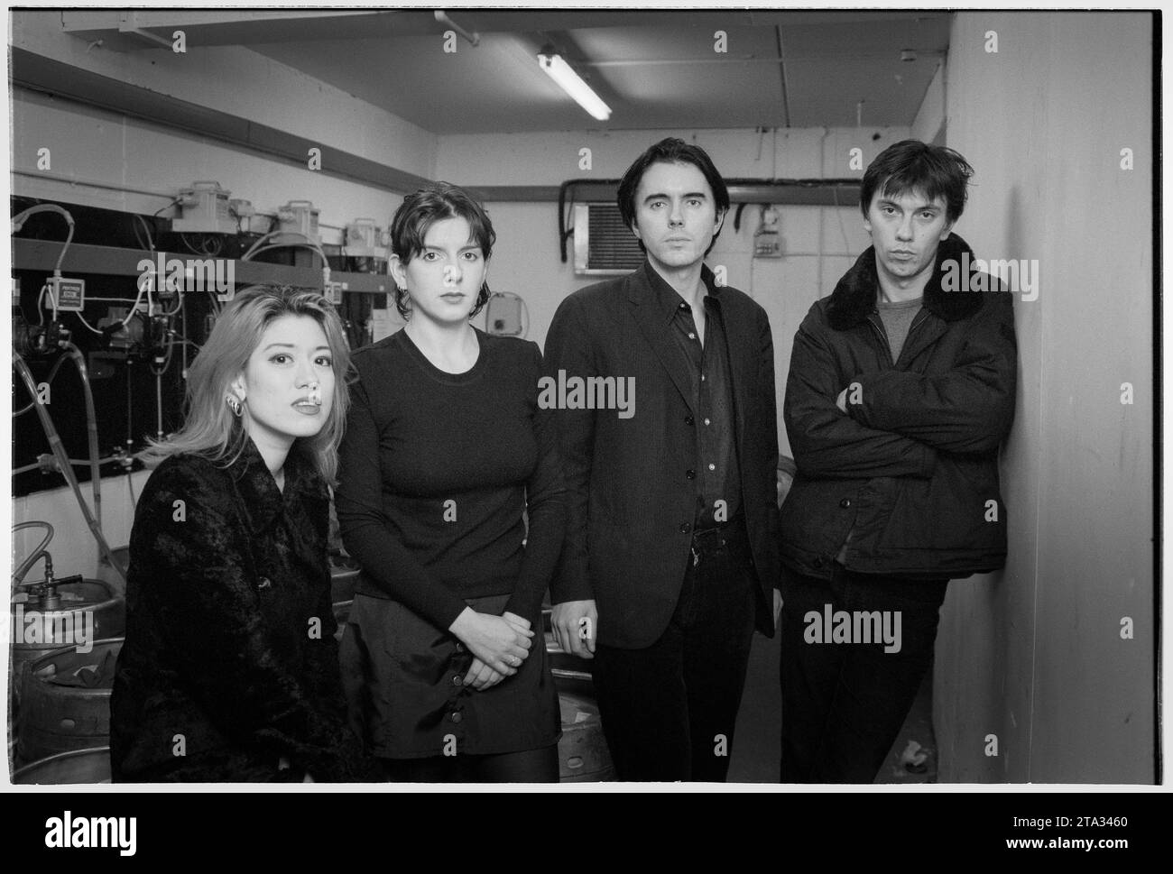 Die britische Band Lush (L-R: Miki Berenyi, Emma Anderson, Steve Rippon, Chris Acland) fotografierte am 15. Januar 1996 Backstage im Gassy Jacks Pub in Cardiff, Wales, Großbritannien. Die Band tourte, um die Veröffentlichung ihrer neuen Single Single Single Girl und des vierten und letzten Studioalbums Lovelife zu unterstützen. Tragedy traf die Band später im selben Jahr, als Schlagzeuger Chris Acland am 17. Oktober 1996 starb, indem er sich erhängt hatte. Nach einer Trauerzeit kündigte Lush am 23. Februar 1998 offiziell ihre Trennung an. Foto: ROB WATKINS Stockfoto