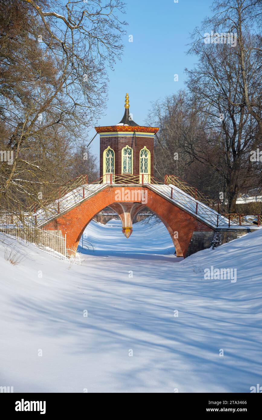 Die Cross Bridge an einem Wintertag. Zarskoje Selo (Puschkin), Russland Stockfoto