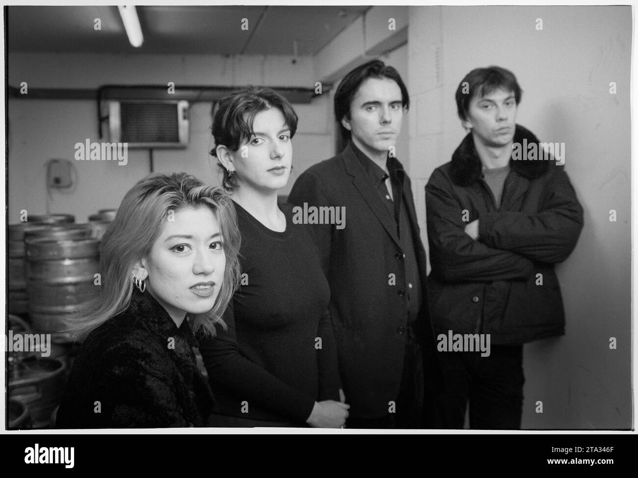 Die britische Band Lush (L-R: Miki Berenyi, Emma Anderson, Steve Rippon, Chris Acland) fotografierte am 15. Januar 1996 Backstage im Gassy Jacks Pub in Cardiff, Wales, Großbritannien. Die Band tourte, um die Veröffentlichung ihrer neuen Single Single Single Girl und des vierten und letzten Studioalbums Lovelife zu unterstützen. Tragedy traf die Band später im selben Jahr, als Schlagzeuger Chris Acland am 17. Oktober 1996 starb, indem er sich erhängt hatte. Nach einer Trauerzeit kündigte Lush am 23. Februar 1998 offiziell ihre Trennung an. Foto: ROB WATKINS Stockfoto