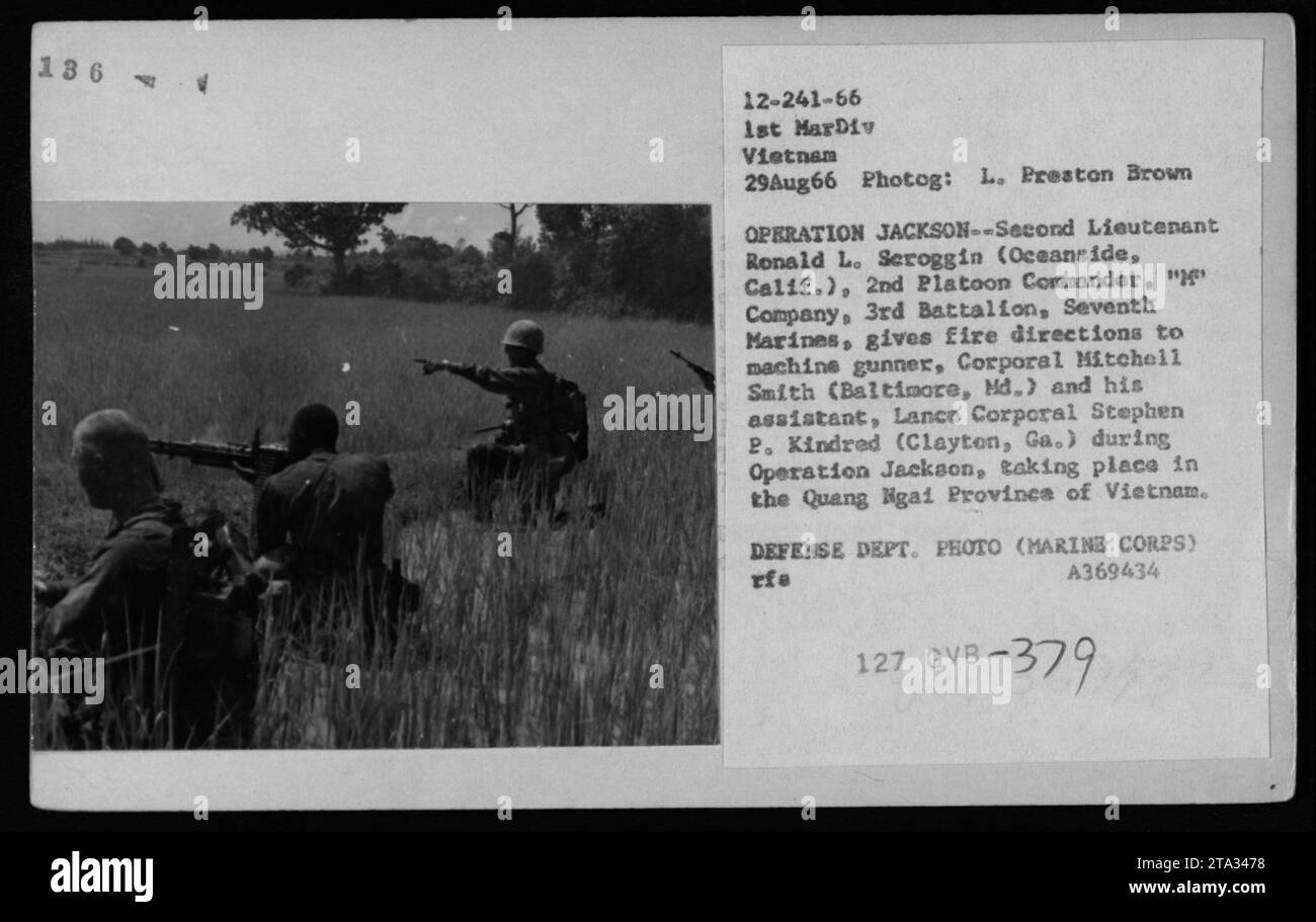 Lieutenant Ronald L. Seroggin, Kommandant des 2. Zuges, gibt den Maschinenschützen Corporal Mitchell Smith und Lance Corporal Stephen P. Kindred während der Operation Jackson in der Provinz Quang Ngai in Vietnam am 29. August 1966 eine Feueranweisung. Dieses Bild zeigt US-Waffen, die während des Vietnamkriegs eingesetzt wurden. Stockfoto