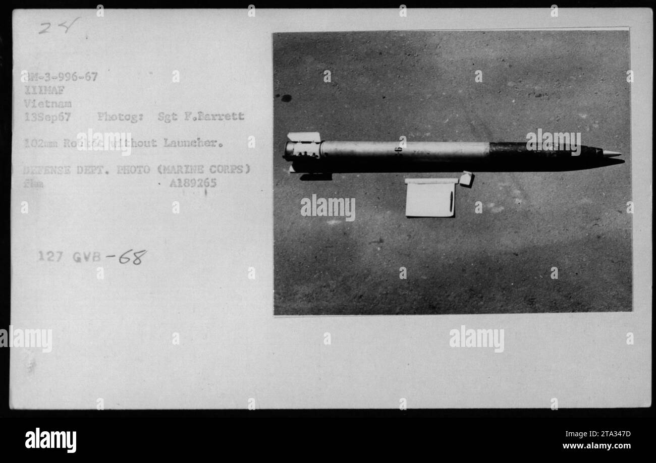 Ein Foto des Marine Corps vom 13. September 1967 zeigt gekaperte Waffen während des Vietnamkriegs. Im Bild ist eine 102-mm-Rakete ohne Trägerrakete. Das Foto wurde von Sgt F.Barrett von der IIIMAF Vietnam aufgenommen und ist als Foto des Verteidigungsministeriums (Marine Corps) gekennzeichnet. Stockfoto