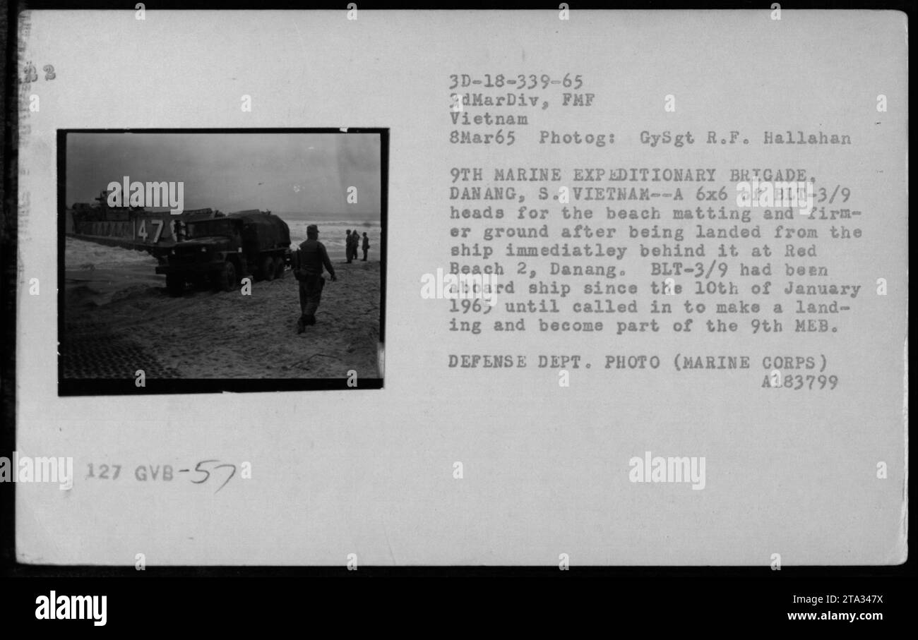 Ein 6x6-Fahrzeug vom BLT-3/9 fährt in Richtung Strandmatten und festeren Boden, nachdem er von einem Schiff in Red Beach 2, Danang, gelandet wurde. Das Fahrzeug ist Teil der 9. Marine Expeditionary Brigade, die in Südvietnam stationiert ist. Das Foto wurde am 8. März 1965 von GySgt R.F. Hallahan aufgenommen. Das ist ein Foto des Verteidigungsministeriums. Stockfoto