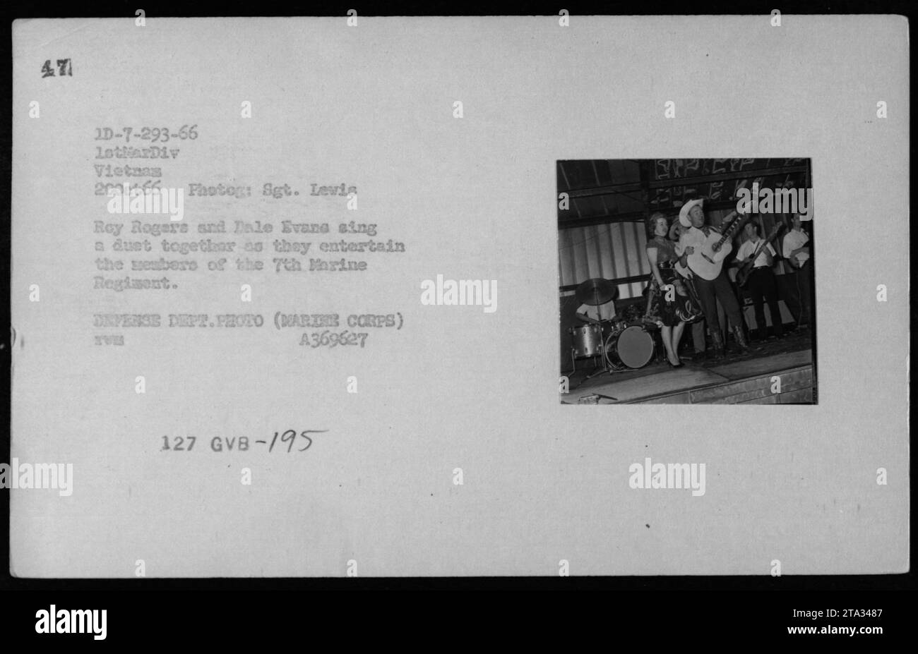 Am 20. Oktober 1966 führen die Entertainer Roy Rogers und Dale Evans ein Gesangsduett für Soldaten des 7. Marine-Regiments in Vietnam auf. Foto vom Marine Corps, Verteidigungsministerium. Stockfoto