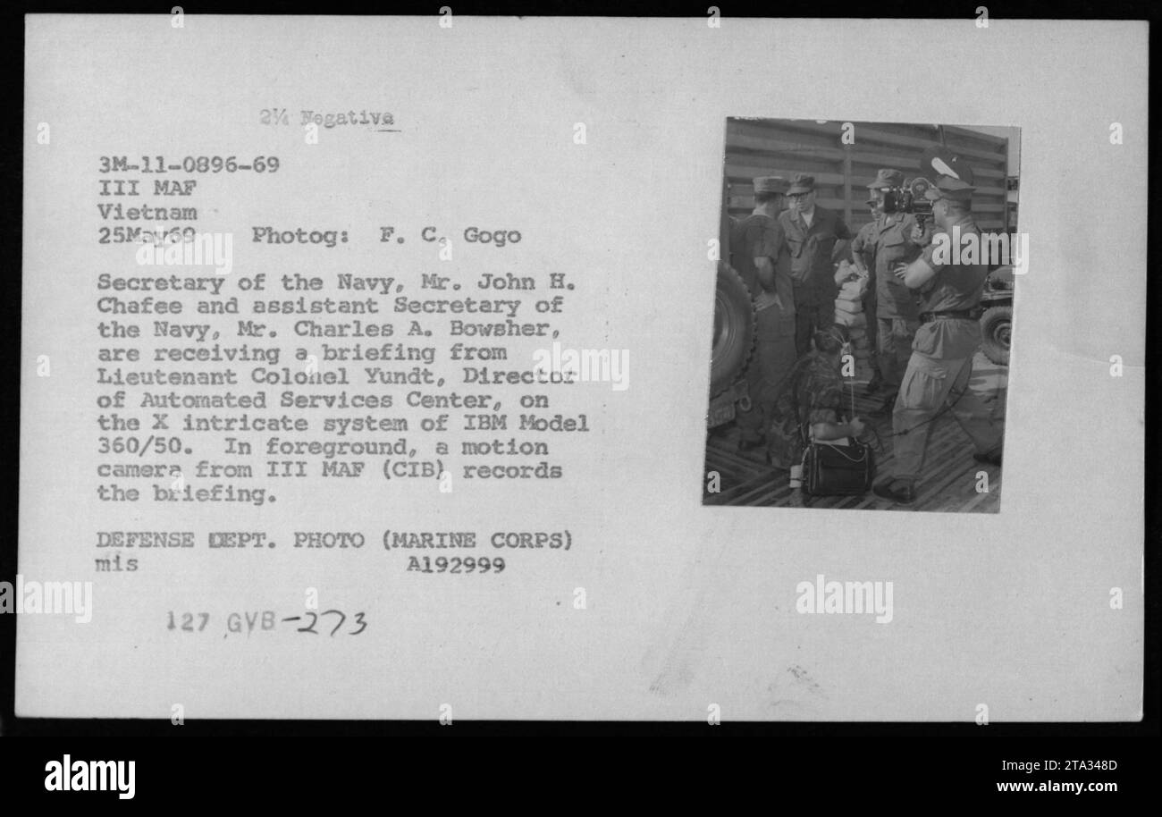 Der Marineminister John H. Chafee und der stellvertretende Sekretär Charles A. Bowsher erhielten eine Einweisung von Oberstleutnant Yundt über das Computersystem IBM Model 360/50, während eine Bewegungskamera von III MAF die Sitzung am 25. Mai 1969 in Vietnam aufzeichnet. Stockfoto