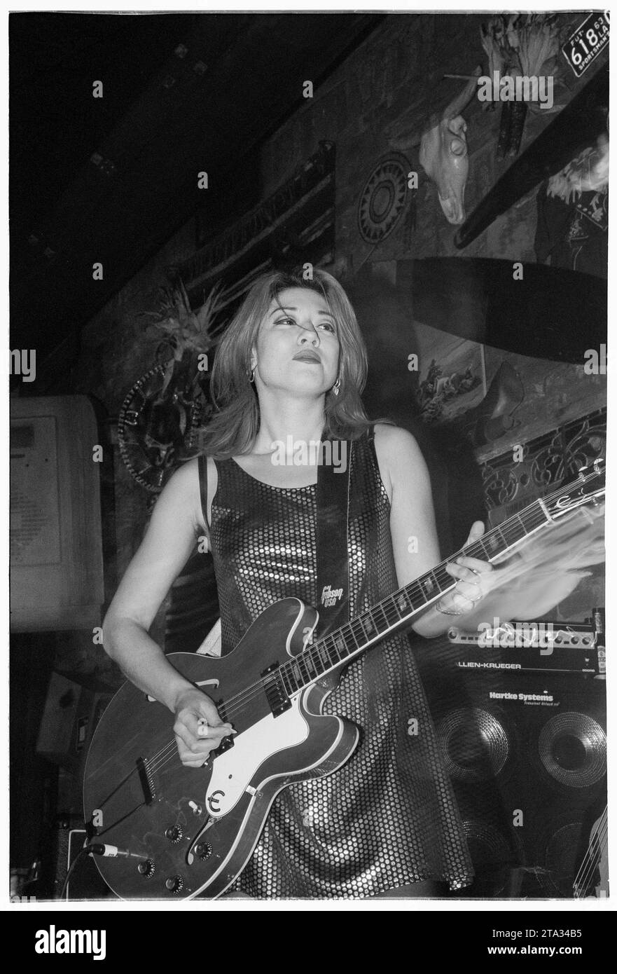 Miki Berenyi von der britischen Band Lush spielte am 15. Januar 1996 live im Gassy Jacks Pub in Cardiff, Wales. Die Band tourte, um die Veröffentlichung ihrer neuen Single Single Single Girl und des vierten und letzten Studioalbums Lovelife zu unterstützen. Tragedy traf die Band später im selben Jahr, als Schlagzeuger Chris Acland am 17. Oktober 1996 starb, indem er sich erhängt hatte. Nach einer Trauerzeit kündigte Lush am 23. Februar 1998 offiziell ihre Trennung an. Foto: ROB WATKINS Stockfoto