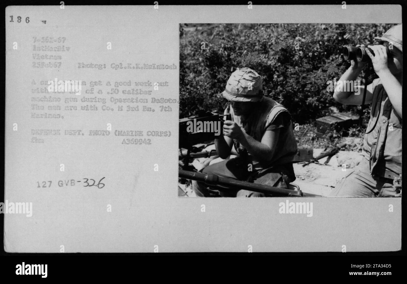 Soldaten, die während des Vietnamkrieges Scharfschützenausbildung absolviert haben, wo sie verschiedene Waffen, einschließlich des Maschinengewehrs des Kalibers .50, anwenden konnten. Dieses Foto, aufgenommen am 25. Februar 1967, zeigt einen Scharfschützen aus Kompanie H, 3. Bataillon, 7. Marines, die in Operation DeSoto verwickelt sind. Sie erfasst die intensiven Vorbereitungen, die Soldaten während ihrer militärischen Aktivitäten in Vietnam unternommen haben. Stockfoto