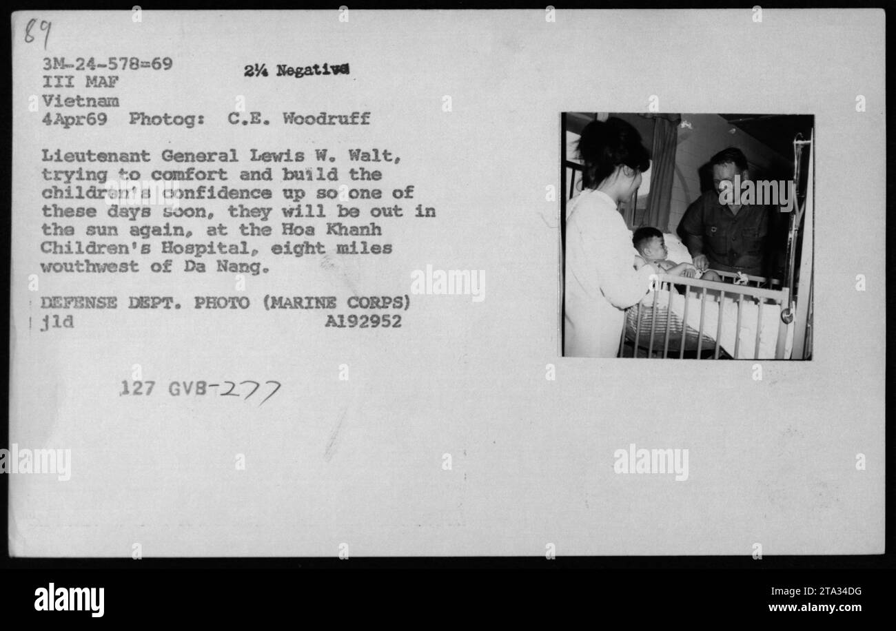 Generalleutnant Lewis W. Walt besuchte das Hoa Khanh Children's Hospital, um die Kindergeister zu beruhigen und zu heben. Das Krankenhaus befindet sich 13 Meilen südwestlich von da Nang und der Besuch fand am 4. April 1969 statt. Dieses Foto zeigt Generalleutnant Walt, der mit den Kindern interagiert. Stockfoto