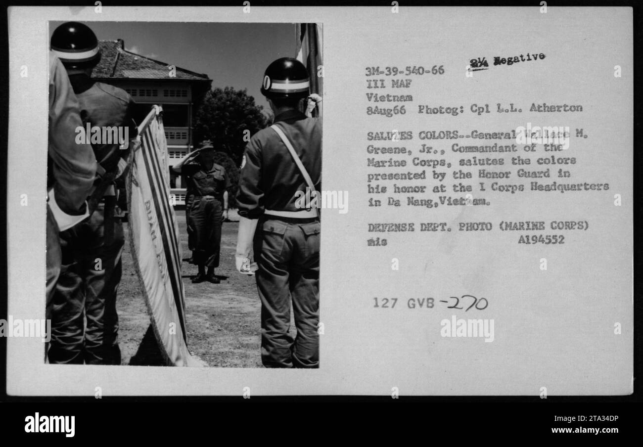 General Wallace M. Greene, Jr., Kommandant des Marine Corps, würdigt ...