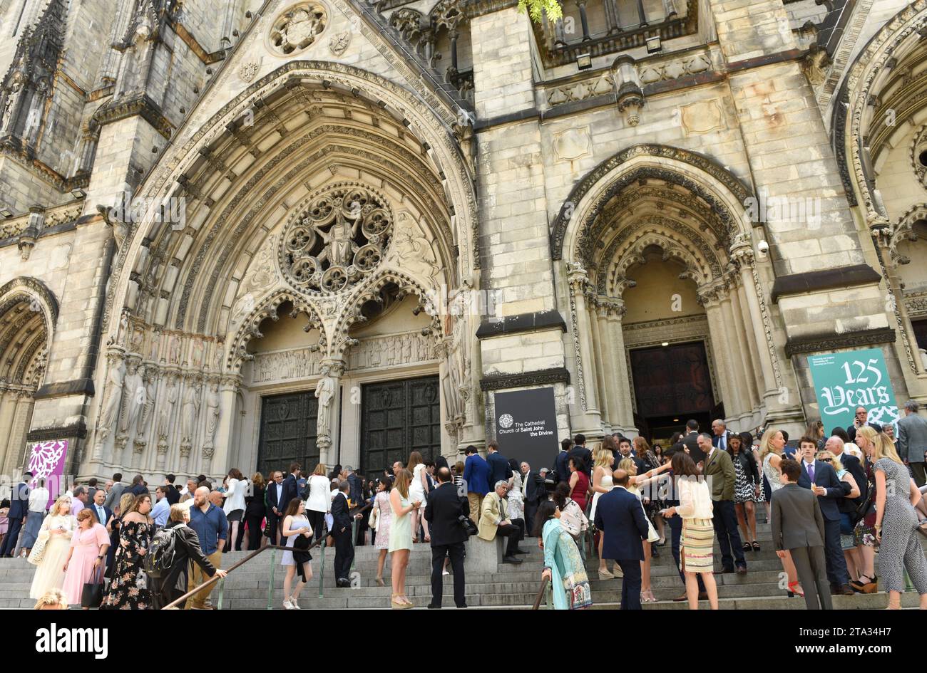 New York, USA - 25. Mai 2018: Menschen in der Nähe der Cathedral Church of St. John the Divine in New York. Stockfoto