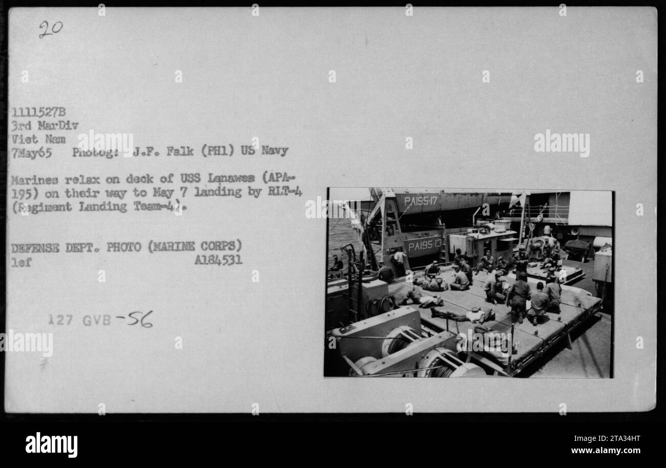 Marines an Bord der USS Lanaves (APA-195) werden am 7. Mai 1965 entspannt an Deck gezeigt, auf dem Weg zu einer Landung mit Regiment Landing Team-4. Das Foto dokumentiert Aktivitäten der US Navy und des Marine Corps, einschließlich Landungen und Beerdigungen auf See während des Vietnamkriegs. Stockfoto
