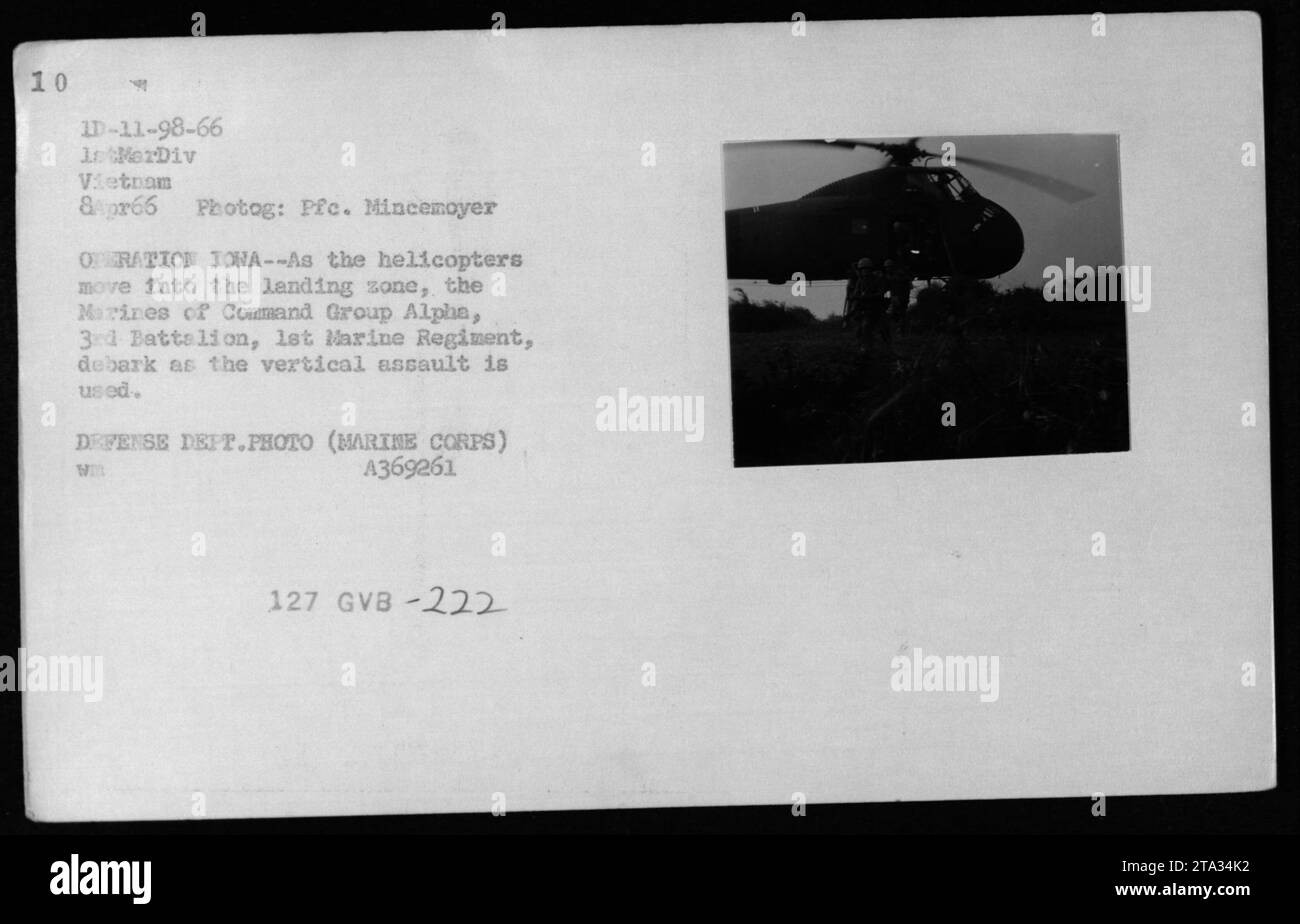Am 8. April 1966 stiegen Marines der Kommandogruppe Alpha, 3. Bataillon, 1. Marine-Regiment, während der Operation IONA in Vietnam mit vertikaler Angriffstaktik von UH-34 Hubschraubern aus. Stockfoto