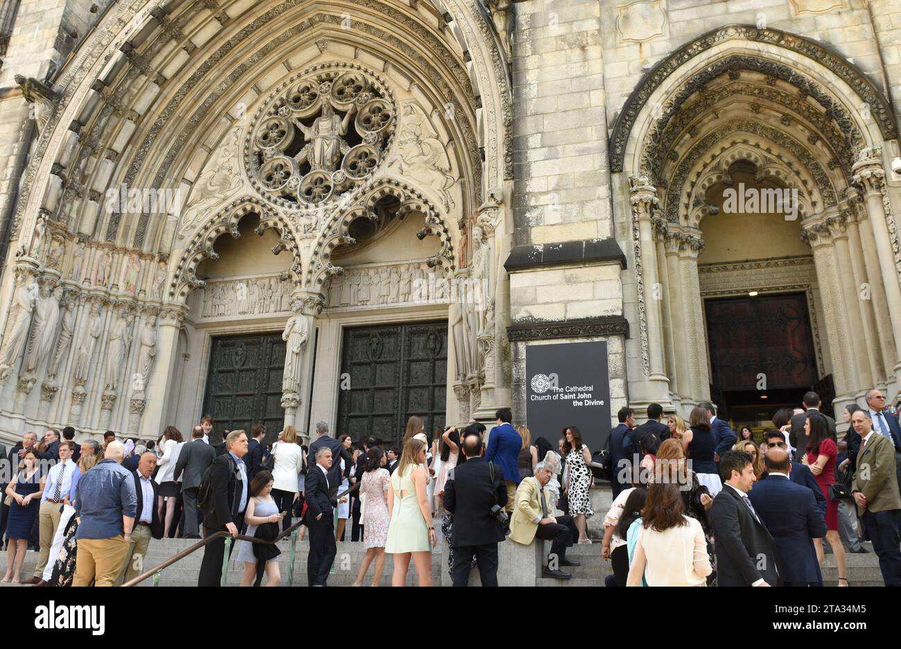 New York, USA - 25. Mai 2018: Menschen in der Nähe der Cathedral Church of St. John the Divine in New York. Stockfoto