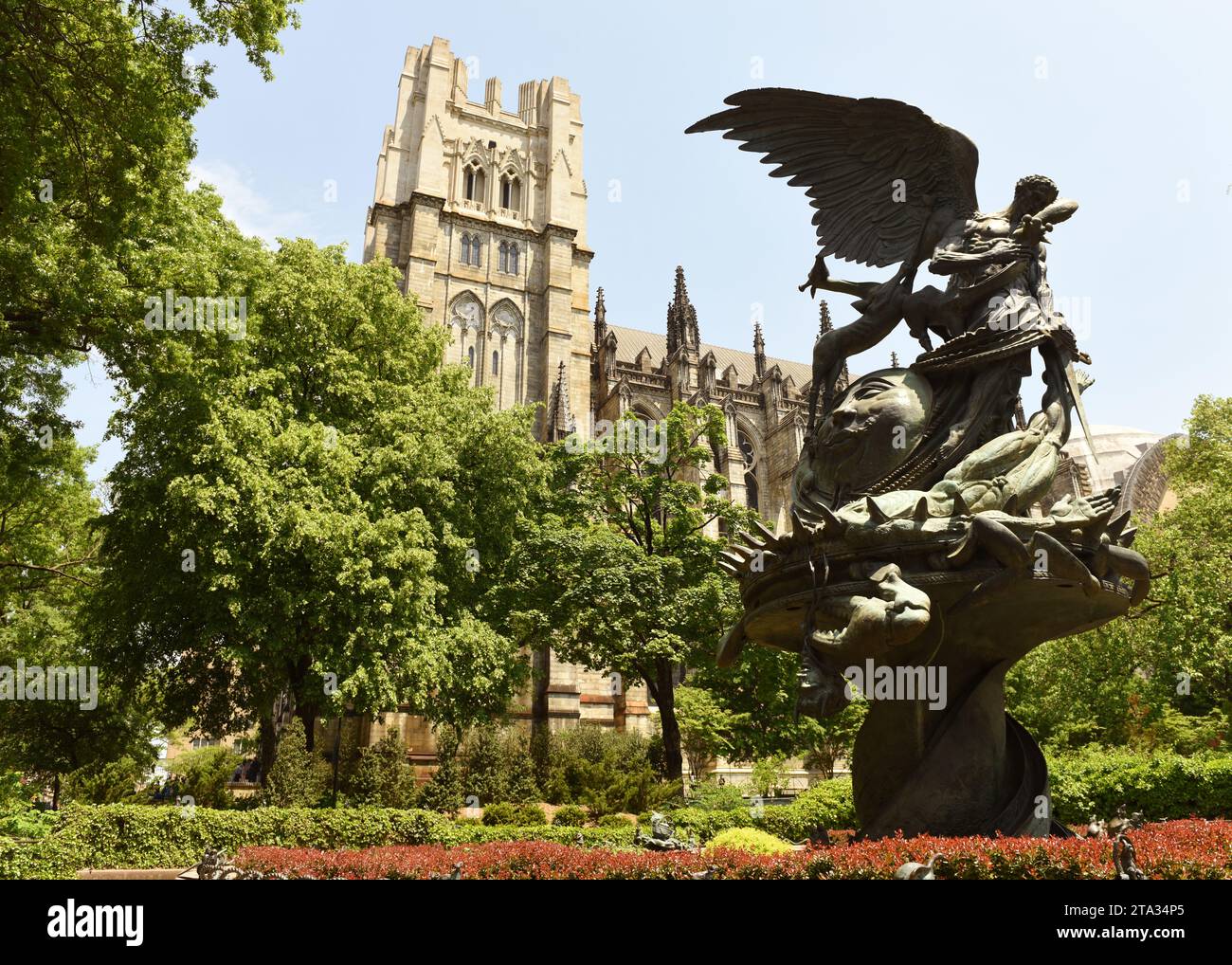 New York, USA - 25. Mai 2018: Der Friedensbrunnen von Greg Wyatt und die Cathedral Church of St. John the Divine in New York. Stockfoto