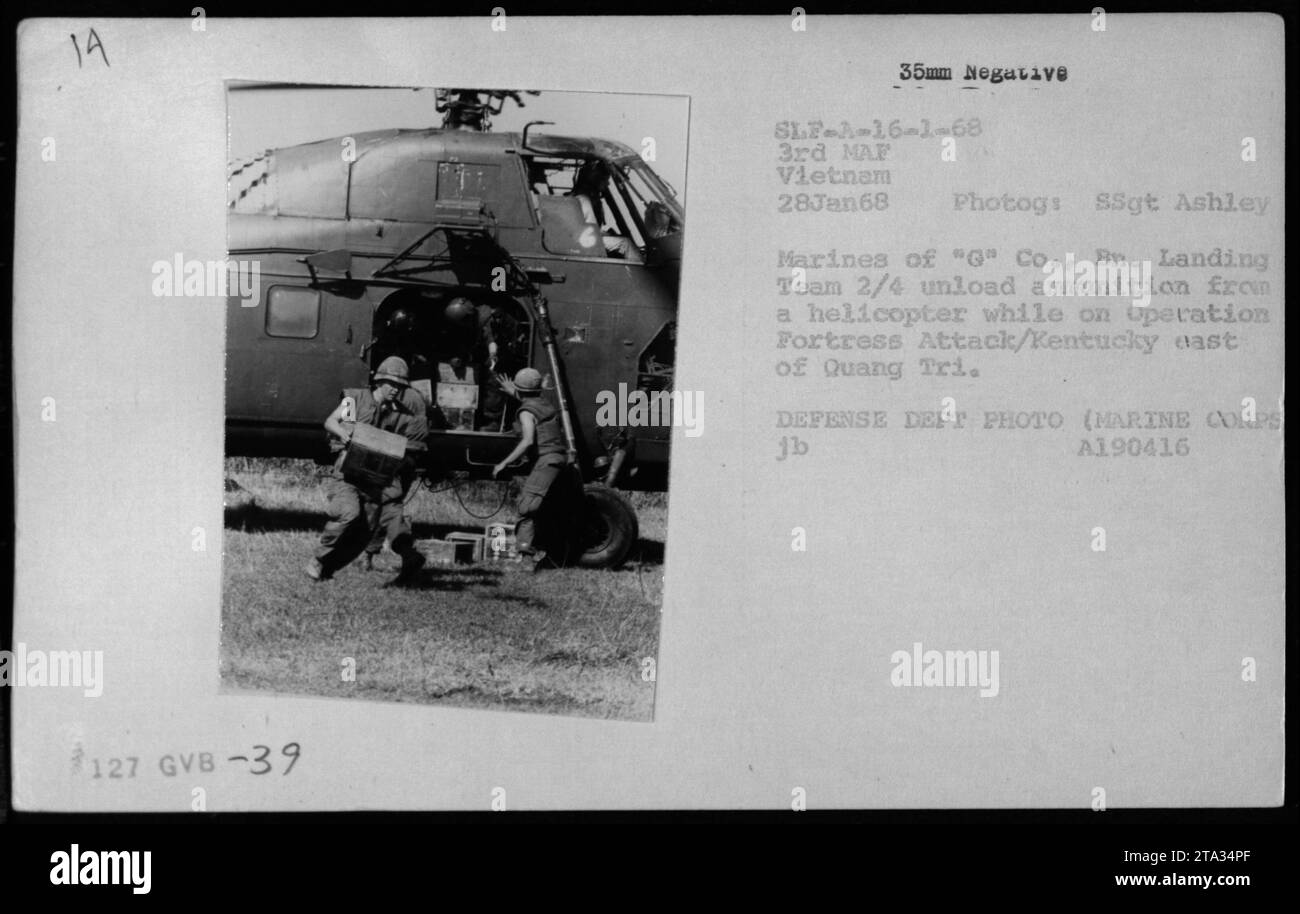 Marines von G Co., Mrd. Landungsteam 2/4 entlädt Munition aus einem Hubschrauber während der Operation Festung Angriff/Kentucky östlich von Quang Tri in Vietnam. Das Foto, aufgenommen am 28. Januar 1968, zeigt die notwendigen militärischen Aktivitäten im Zusammenhang mit Munition, wie Be- und Entladen. Dieses Bild stammt vom Verteidigungsministerium. Stockfoto