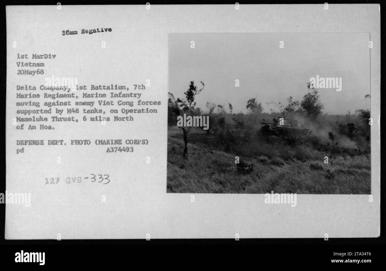 Marines der Delta Company, 1. Bataillon, 7. Marine-Regiment, sind während des Vietnamkrieges am 20. Mai 1968 im Einsatz. Das Bild zeigt die Marines, die sich nördlich von an Hoa gegen die vietnamesischen Cong-Truppen bewegen, unterstützt von H48-Panzern. Die Operation, bekannt als Mameluke Thrust, fand 6 Meilen nördlich von an Hoa statt. Dieses Foto ist Teil der Dokumentation des Verteidigungsministeriums über die militärischen Aktivitäten der USA während des Krieges. (Lichtbildausweis: pd A374493 127 GVB-333) Stockfoto