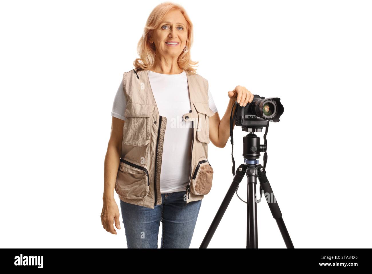 Fotojournalistin mit Kamera auf einem Stativständer isoliert auf weißem Hintergrund Stockfoto