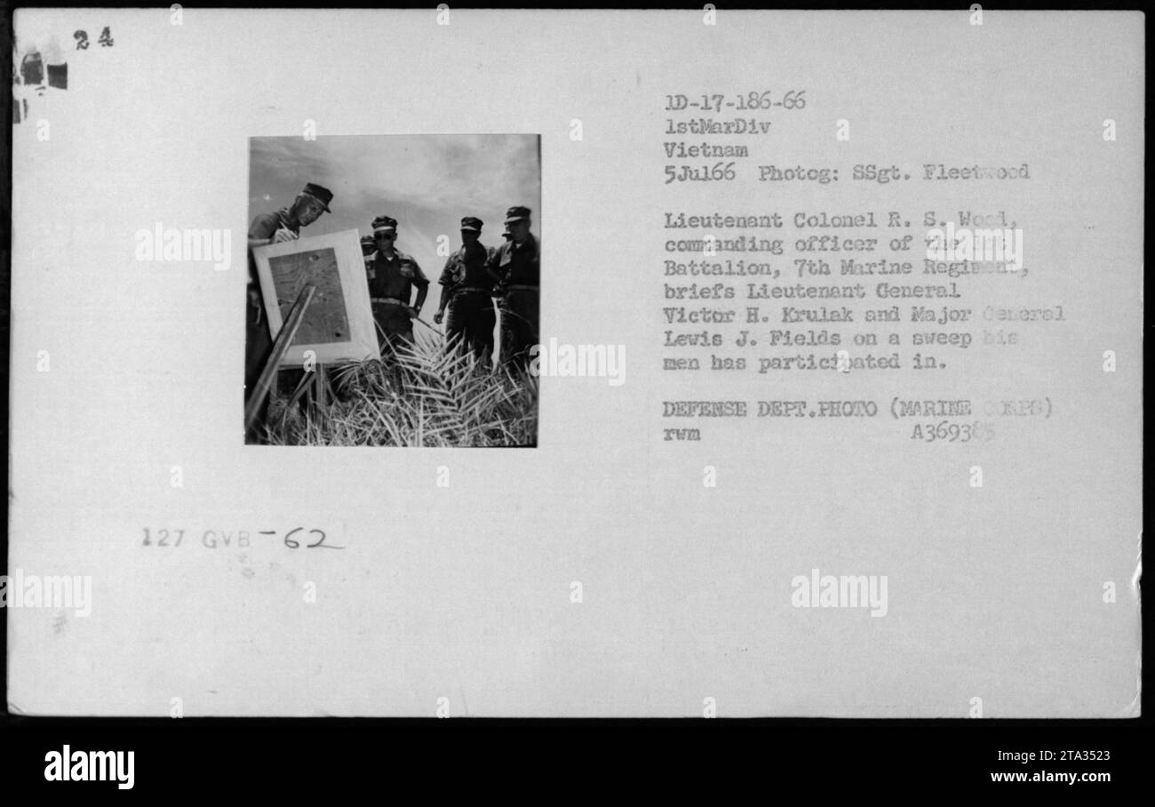 Lt. Colonel R.S. WOCL beschriftet Generalleutnant Victor H. Krulak und Major Levis J. Fields über eine erfolgreiche Operation des 1. Bataillons, 7. Marine-Regiments in Vietnam am 5. Juli 1966. Stockfoto