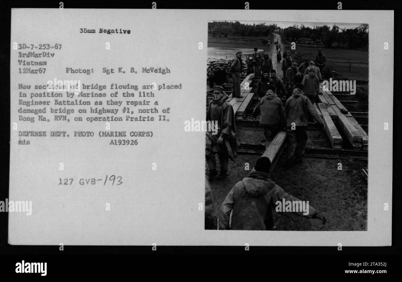 Marines des 11. Ingenieurbataillons reparieren während der Operation Prairie II eine beschädigte Brücke auf dem Highway 1 nördlich von Dong Ha Auf dem Foto werden neue Abschnitte der Brücke von den Ingenieuren platziert. Dieses Bild wurde am 12. März 1967 von Sgt K. B. McVeigh aufgenommen. Stockfoto