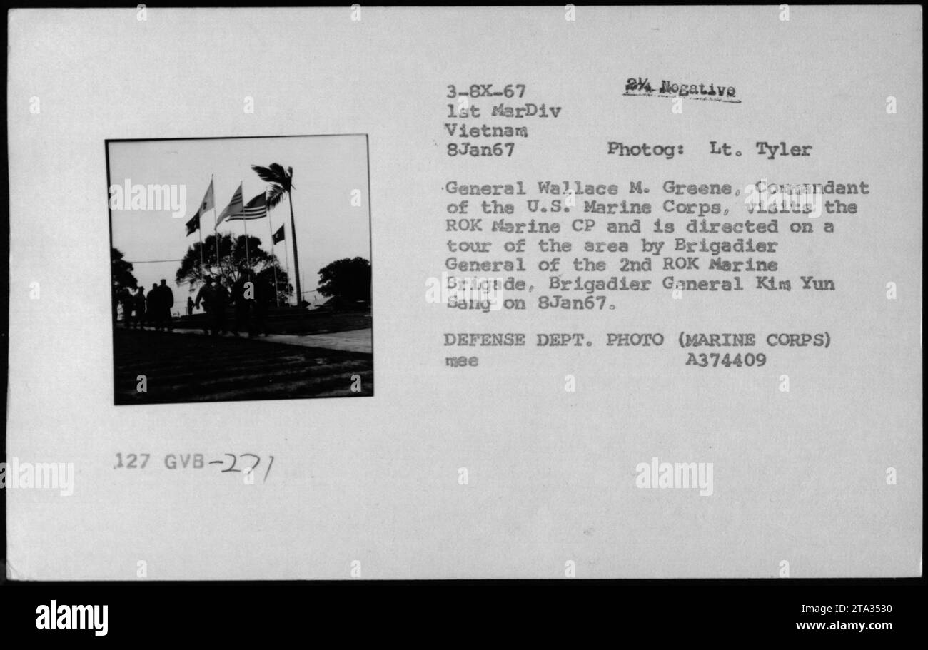 General Wallace M. Greene, Kommandeur des U.S. Marine Corps, besucht am 8. Januar 1967 mit Brigadegeneral Kim Yun, der von der 2. Marine Brigade der ROK sang. Foto von Leutnant Tyler, offizielles Marine Corps. Stockfoto