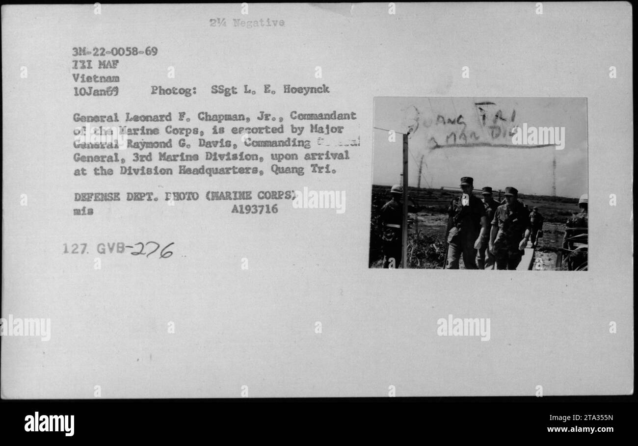General Leonard F. Chapman Jr, Kommandant des Marinekorps, trifft am 10. Januar 1969 im Hauptquartier der Division in Quang Tri ein. Er wird von Generalmajor Raymond G. Davis begleitet, der einen General der 3. Marine Division kommandiert. Dieses Foto ist Teil der Sammlung, die die militärischen Aktivitäten der USA während des Vietnamkriegs dokumentiert. Stockfoto