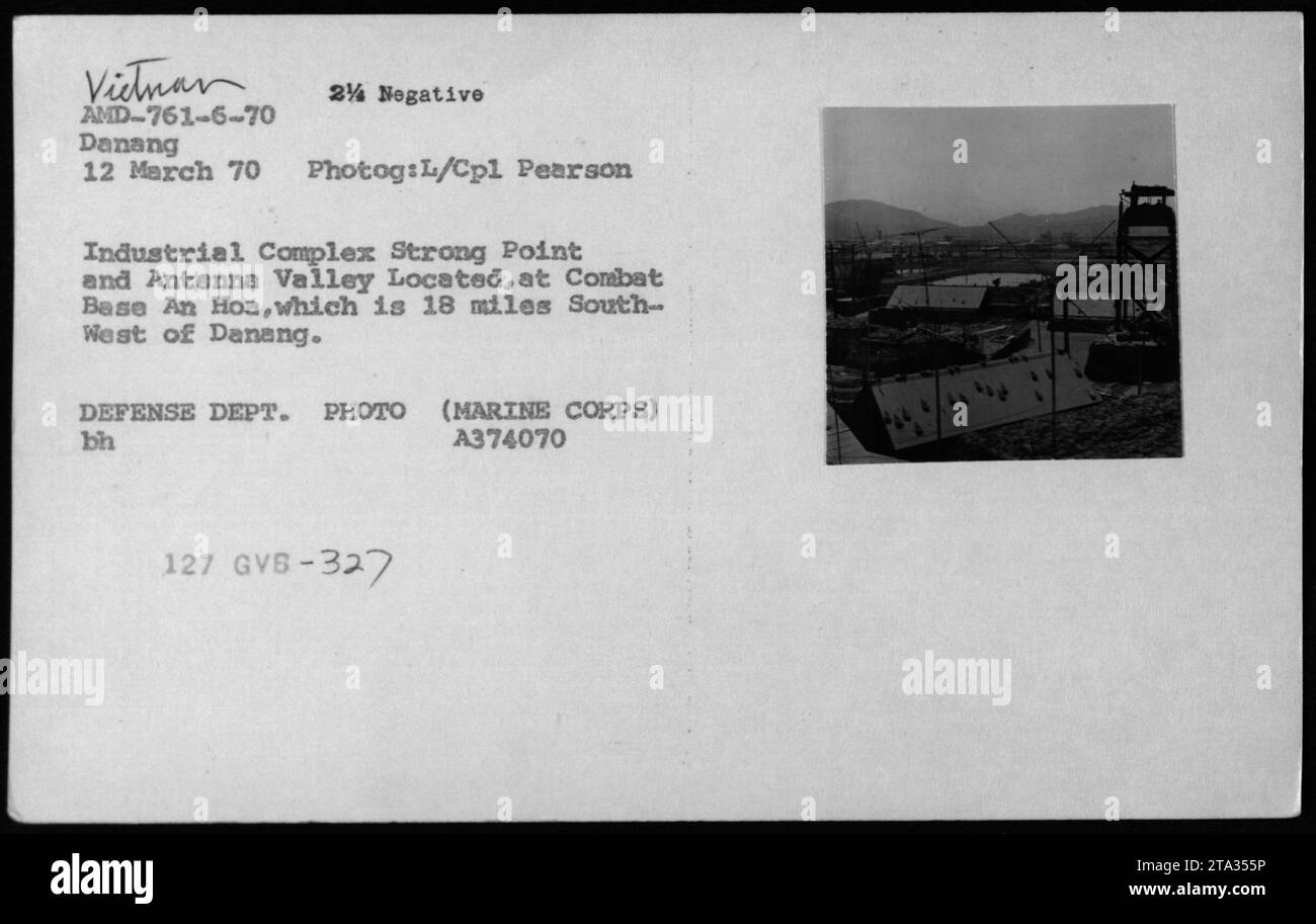 USMC und vietnamesische Gebäude und Bunker in einer Hoa-Kampfbasis. Das Bild zeigt einen Industriekomplex, der als „Strong Point“ bezeichnet wird, und ein Gebiet, das als „Antennental“ bekannt ist. Dieses Foto wurde von L/CPL Pearson am 12. März 1970 als Teil der amerikanischen Militäraktivitäten in Vietnam aufgenommen. Es ist als Foto des Verteidigungsministeriums (Marine Corps) mit der Identifikationsnummer bh A374070 127 GVB-327 markiert. Stockfoto