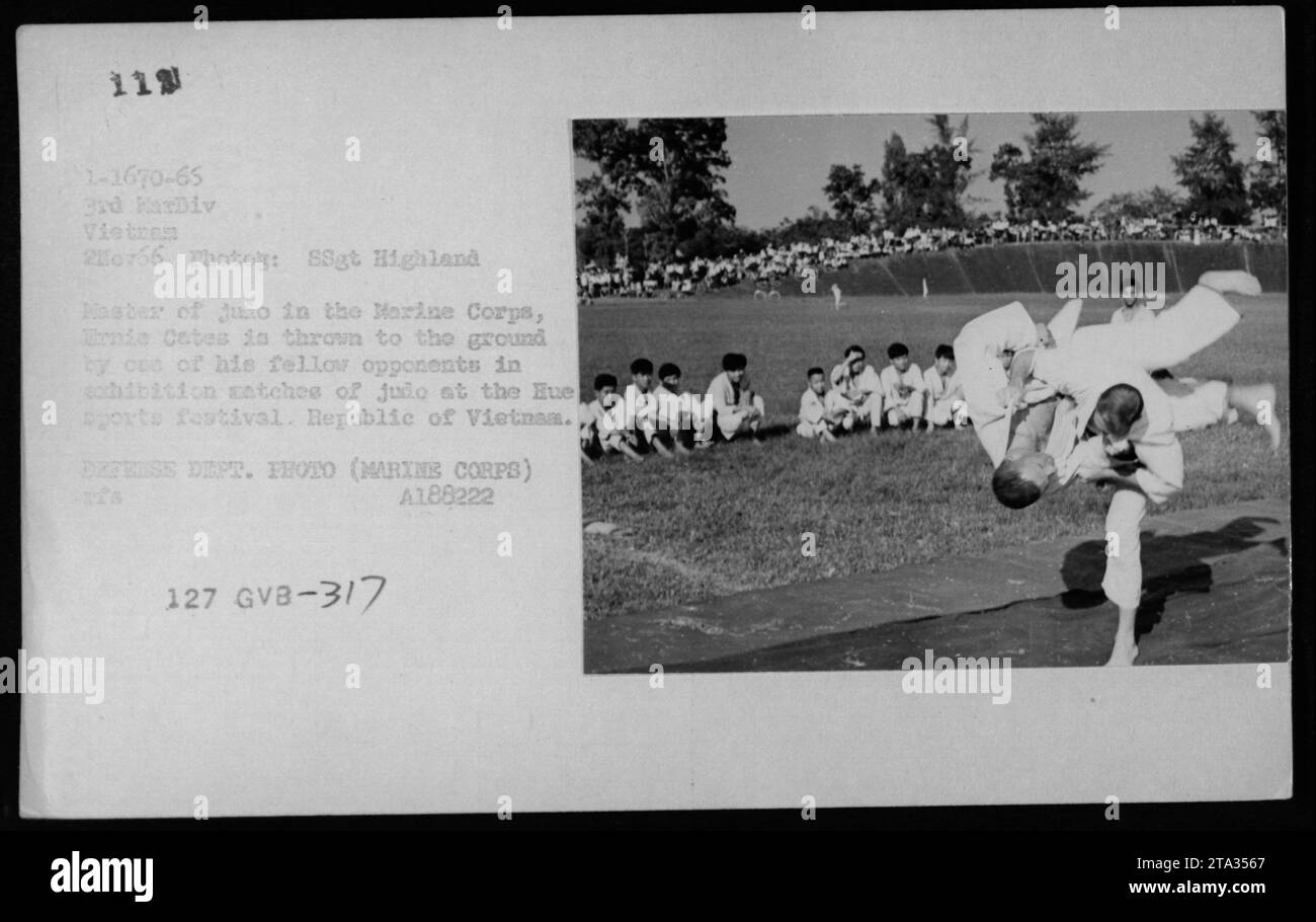 Ernie Cotes, Meister des US Marine Corps, wird während eines Judospiels beim Hue Sportfestival in der Republik Vietnam von einem Gegner auf den Boden geworfen. Dieses Foto wurde am 2. November 1966 aufgenommen und zeigt das militärische Engagement bei Freizeitaktivitäten während des Vietnamkriegs. Stockfoto