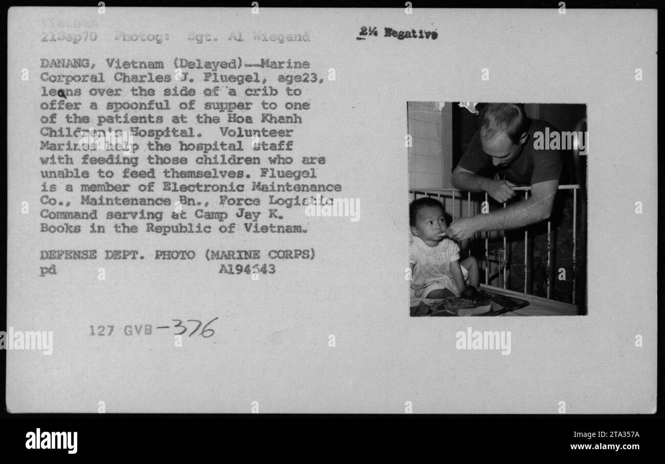 Marine Corporal Charles J. Fluegel, ein Freiwilliger im Hoa Khanh Kinderkrankenhaus in Danang, Vietnam, ernährt einen Patienten. Fluegel, Mitglied von Electronic Maintenance Co., Maintenance Bn., Force Logistic Command, hilft dem Klinikpersonal bei der Ernährung von Kindern, die sich nicht selbst ernähren können. Dieses Foto wurde am 21. September 1970 von Sgt. Al Wiegand aufgenommen. Stockfoto