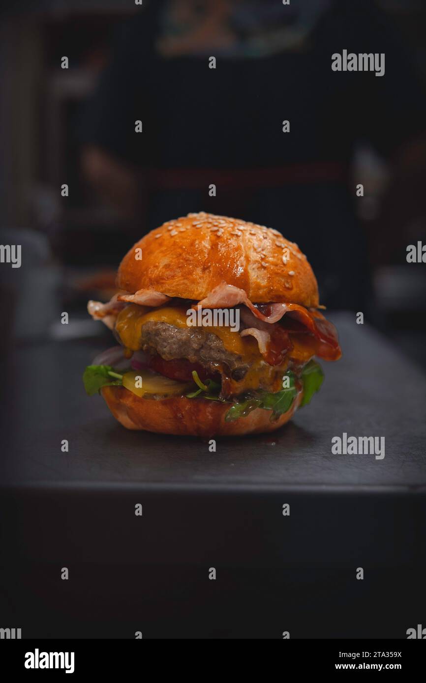 Ein köstlich aussehender Cheeseburger mit Speck, der auf einer Küchenzeile sitzt Stockfoto