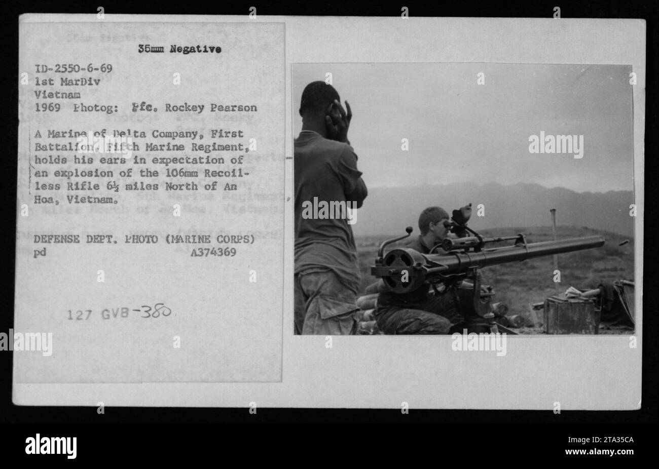 Marine der Delta-Kompanie, 1. Bataillon, 5. Marine-Regiment, bereitet sich auf die Explosion eines 106-mm-Gewehrs vor. Dieses Bild wurde 1969 während des Vietnamkriegs aufgenommen. Stockfoto