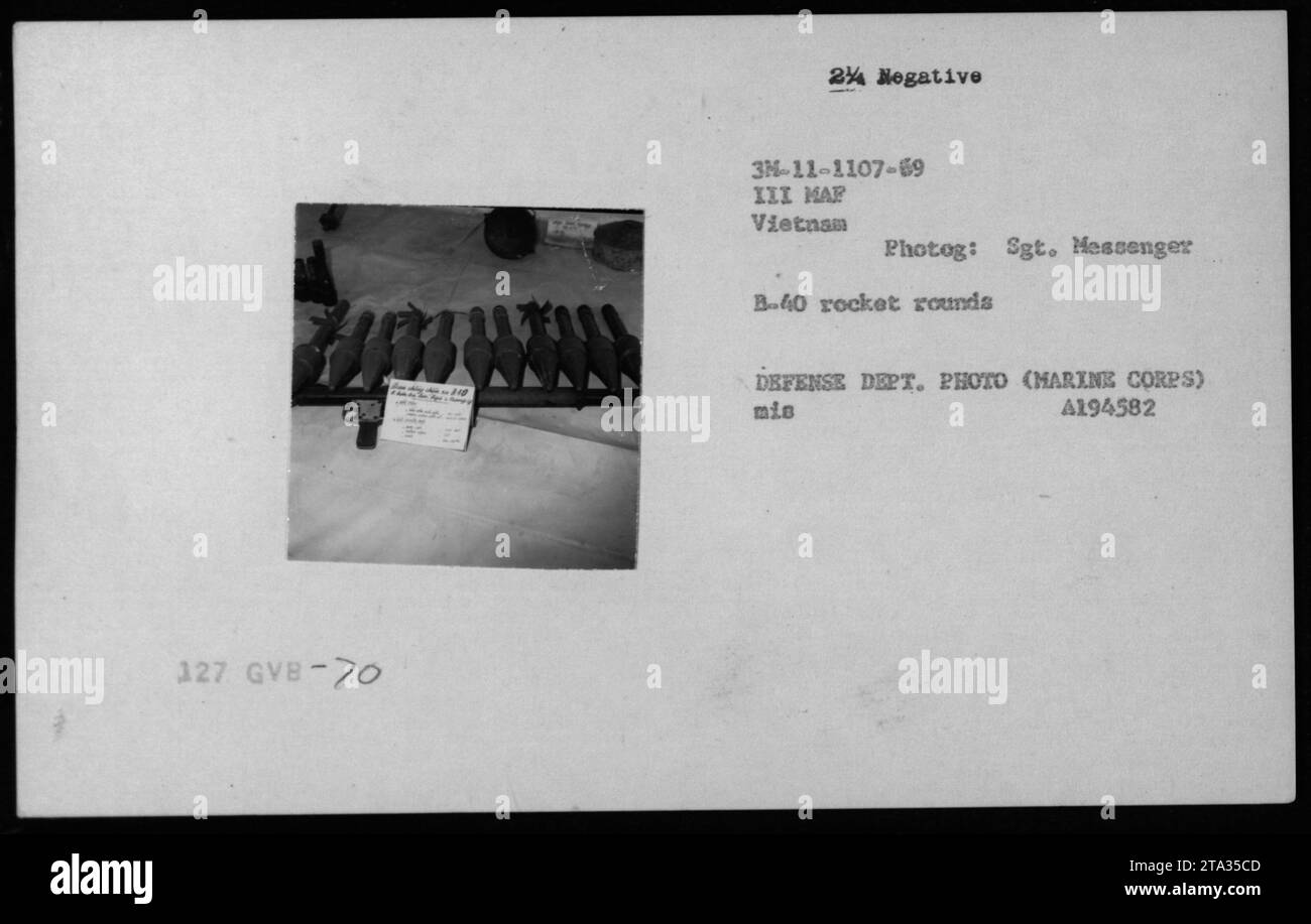 Amerikanische Soldaten transportieren während des Vietnamkriegs gefangengenommene Waffen. Das Bild zeigt Sgt. Messenger und andere Militärangehörige, die B-40-Raketengeschosse handhaben. Dieses Foto, beschriftet als 70 - Gefangengenommene Waffen - 1969 327 GVB-70 HAM 2% negativ 3M-11-1107-59 III KARTE Vietnam, ist ein Foto des Verteidigungsministeriums, das vom Marinekorps aufgenommen wurde (Fotograf-ID: A194582). Stockfoto