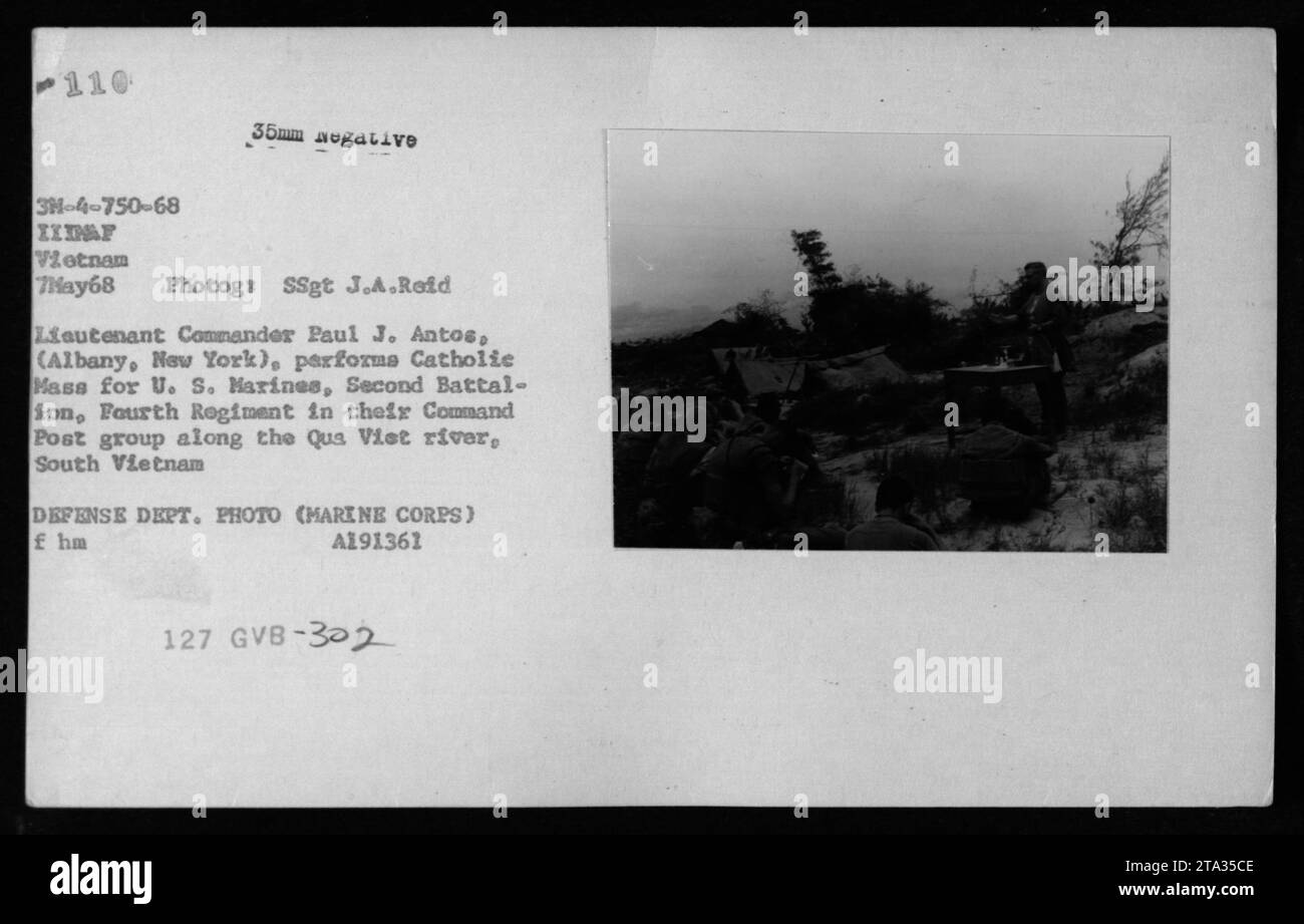 Lt. Cmdr. Paul J. Antos hält eine katholische Messe für die Marines des Zweiten Bataillons, Vierten Regiments, am Kommandoposten entlang des Qua Viet-Flusses in Südvietnam. Stockfoto