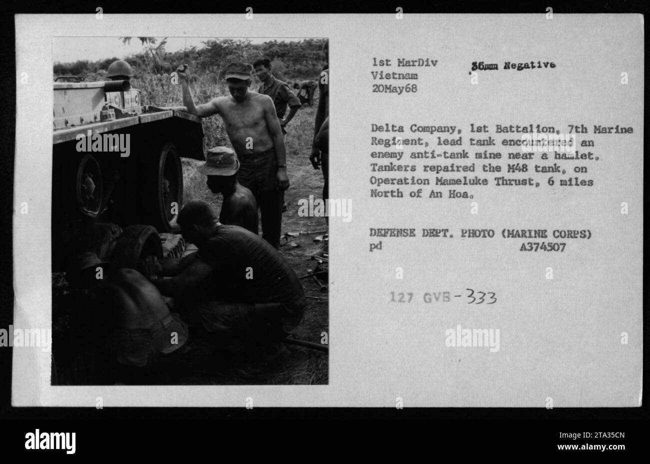 Amerikanische Marine-Tanker reparierten einen M48-Panzer, der am 20. Mai 1968 bei der Operation Mameluke Thrust, 6 Meilen nördlich von an Hoa, Vietnam, durch eine Panzermine in der Nähe eines Weilers beschädigt wurde. Stockfoto