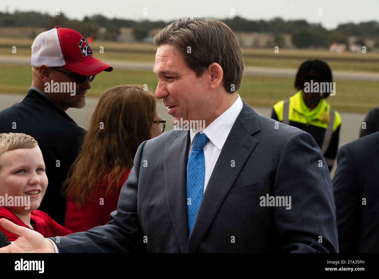 Präsidentschaftskandidat Ron DeSantis schüttelt einem jungen Mann die Hand. Stockfoto