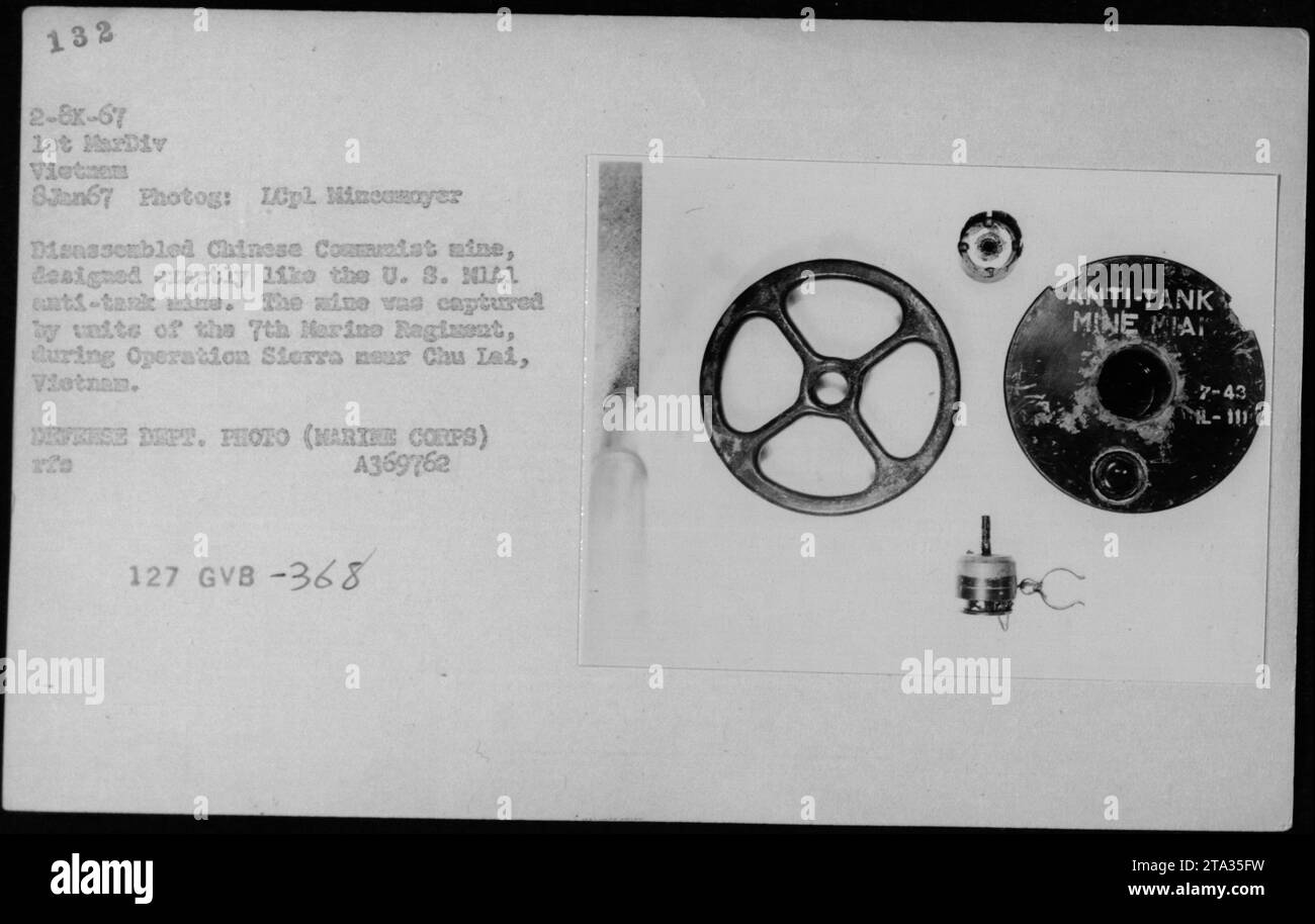 Das 7. Marine-Regiment erobert während der Operation Sierra am 8. Januar 1967 eine zerlegte chinesische kommunistische Mine in der Nähe von Chu Lai; die Mine ähnelt einer US-Mai-Panzerabwehrmine, die von LCpl Mincomayer fotografiert wurde. Stockfoto