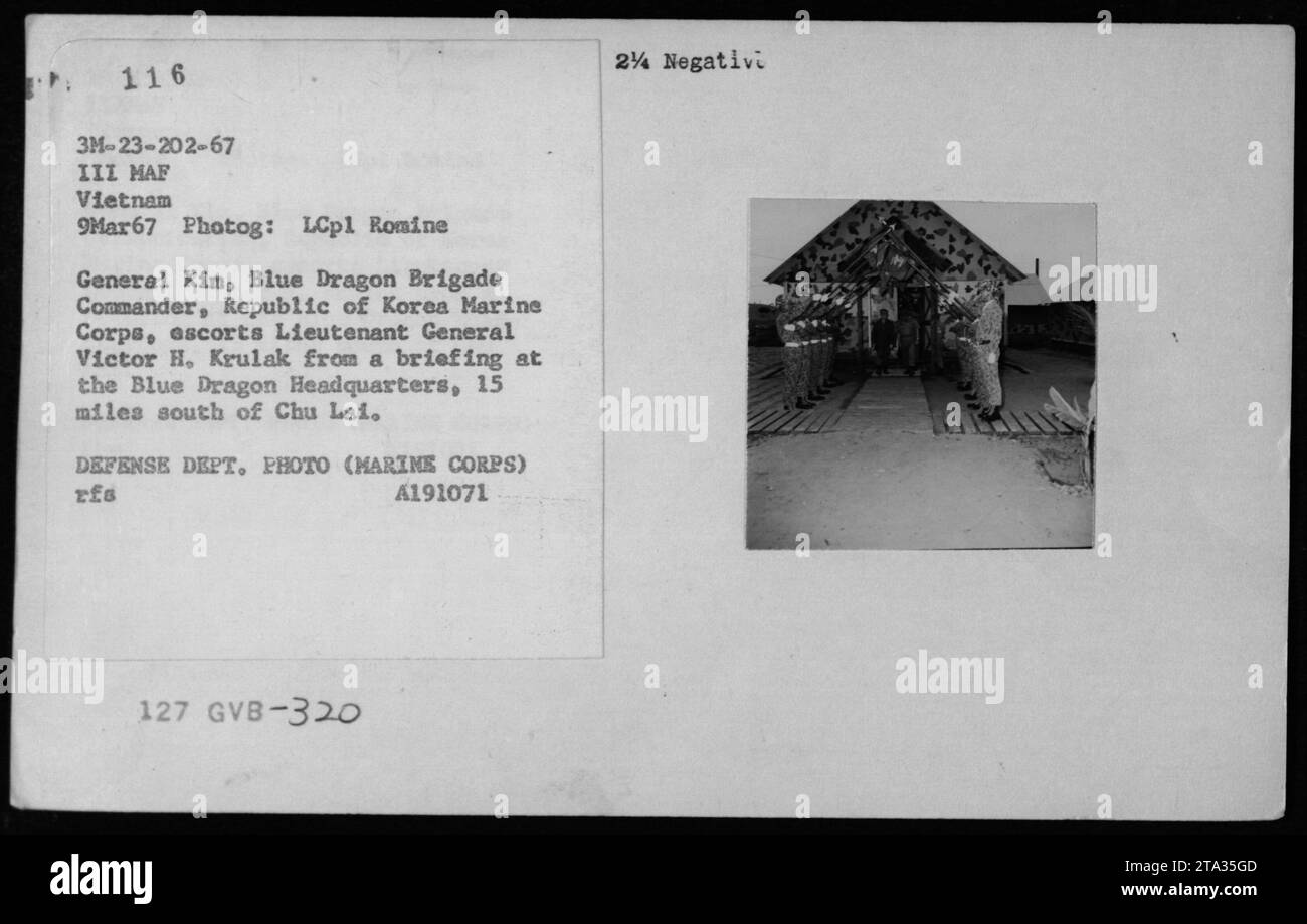 Am 9. März 1967 eskortierte General Kim, Kommandeur der Blue Dragon Brigade, Marine Corps der Republik Korea, Generalleutnant Victor H. Krulak während eines Briefings im Blue Dragon Headquarters, 24 Meilen südlich von Chu Lai, Vietnam. Stockfoto