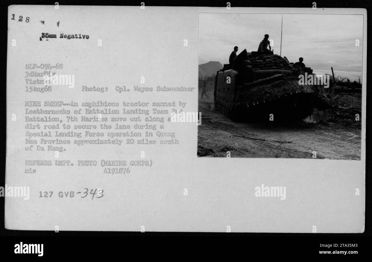 Am 15. August 1968 bewegte sich ein Marinekorps-Minenschaf, das von Personal des Battalion Landing Teams, 2. Bataillon, 7. Marines, während einer Operation der Special Landing Force in Vietnam auf einer Schotterstraße in der Provinz Quang Nam, 32 Meilen südlich von da Hang. Stockfoto