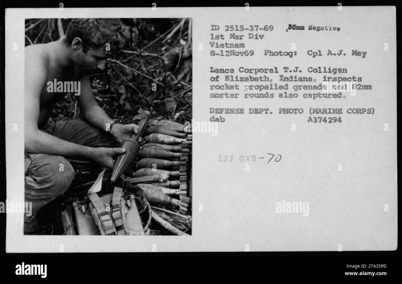 Lance Corporal T.J. Colligan, aus Elizabeth, Indiana, untersucht gefangengenommene Raketengranaten und 82-mm-Mörsergranaten während der Durchführung des Vietnamkriegs vom 8. Bis 12. November 1969. Das Foto zeigt beschlagnahmte Waffen der 1. Marine-Division in Vietnam und wirft Licht auf die militärischen Aktivitäten in dieser Zeit. FOTO (MARINE CORPS) DAB A374294 127 GVB-70. Stockfoto