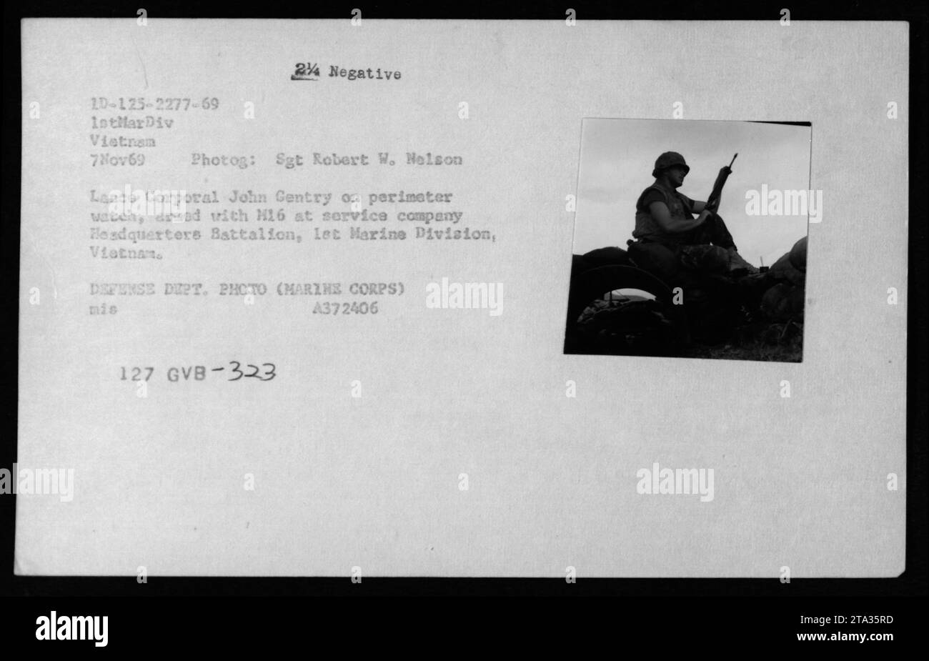 Lance Corporal John Gentry bewacht den Umkreis im Hauptquartier-Bataillon der 1. Marine-Division in Vietnam am 7. November 1969. Er ist mit einem H16-Gewehr bewaffnet, während er Wachdienst hat. Dieses Foto zeigt die erhöhten Sicherheitsmaßnahmen während des Vietnamkriegs. Stockfoto