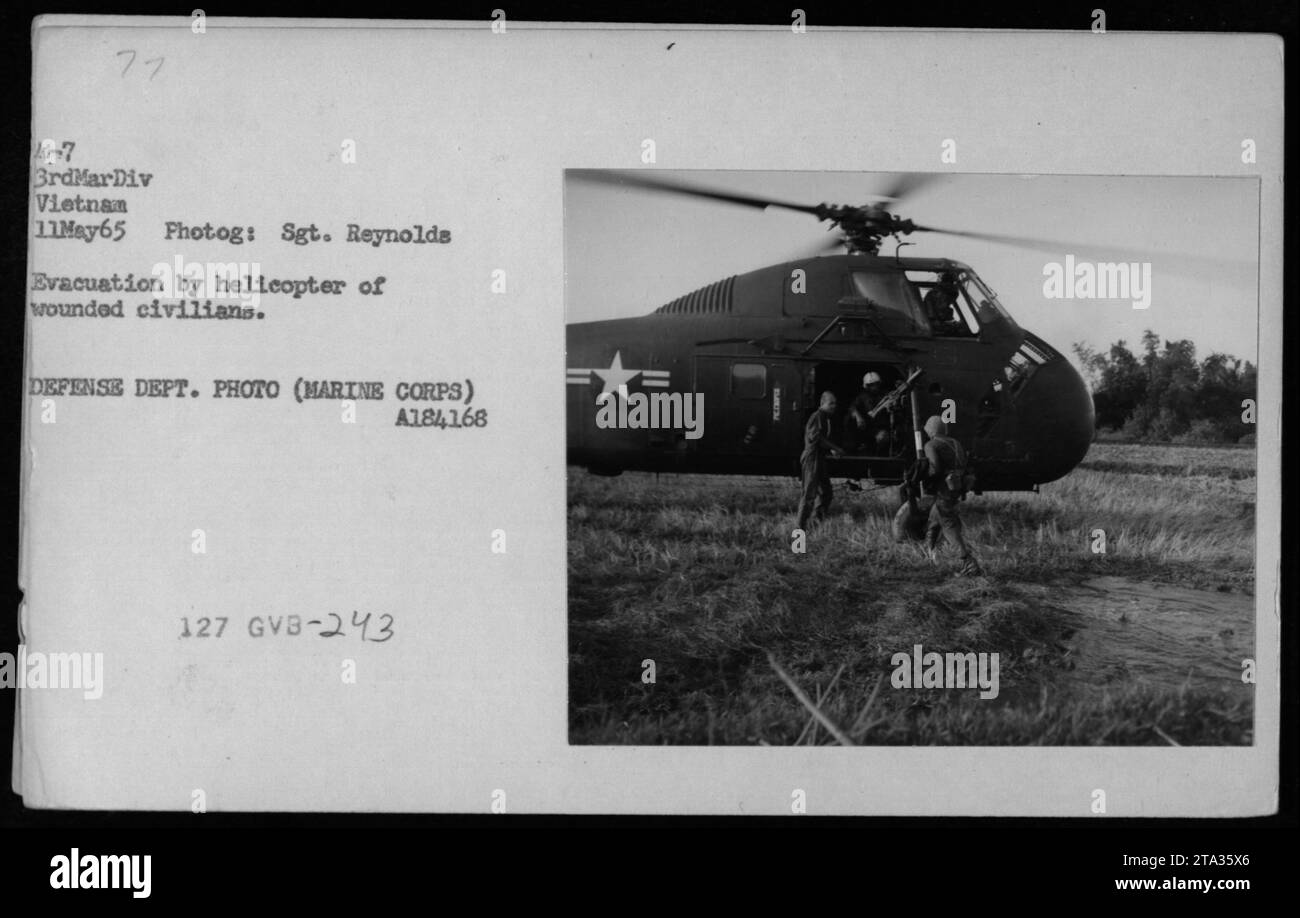 Evakuierung verwundeter Zivilisten mit Hubschraubern am 11. Mai 1965 während des Vietnamkriegs. Das Foto wurde von Sgt. Reynolds aufgenommen und wird als medizinisches Evakuierungsbild eingestuft. Der Standort ist Vietnam, speziell die 3. Marine Division. Dieses Foto ist Teil der amerikanischen Militäraktivitäten während des Krieges. Stockfoto