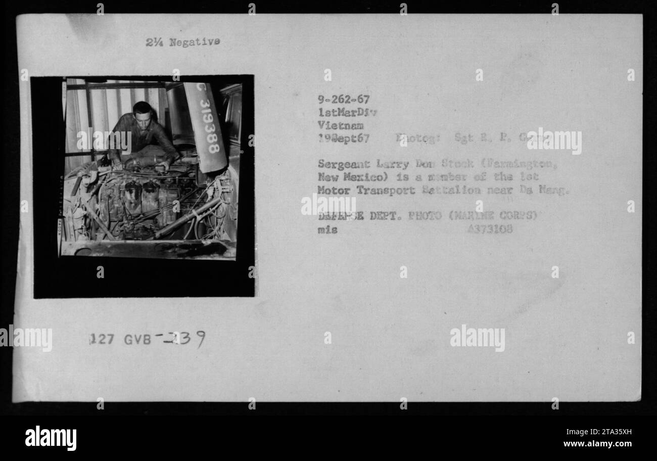 Sergeant Larry Don Stock (Farmington, New Mexico) wurde hier als Mitglied des Motor Transport Bataillons in der Nähe von da Nang gesehen. Dieses Foto, aufgenommen am 19. September 1967, zeigt Stock, das während des Vietnamkriegs an Wartungsarbeiten beteiligt war. Das Bild ist Teil des Archivs des Verteidigungsministeriums, identifiziert als MIS 4373108. Stockfoto