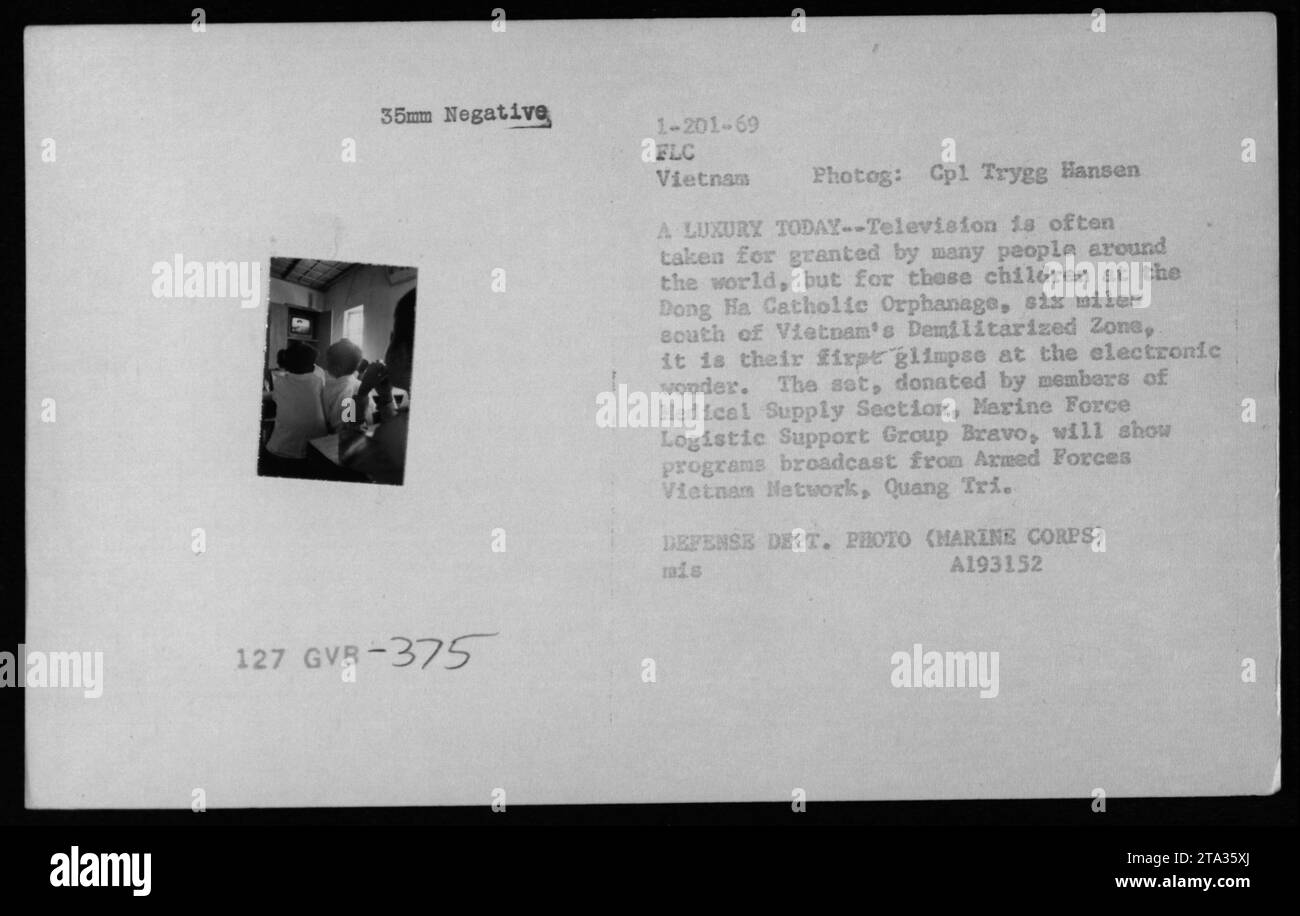 Kinder im Dong Ha Catholic Waisenhaus, 10 Meilen südlich der entmilitarisierten Zone, sehen zum ersten Mal Fernsehen, gespendet von der Marine Force Logistic Support Group Bravo, um die Programme des Armed Forces Vietnam Network zu sehen. Stockfoto