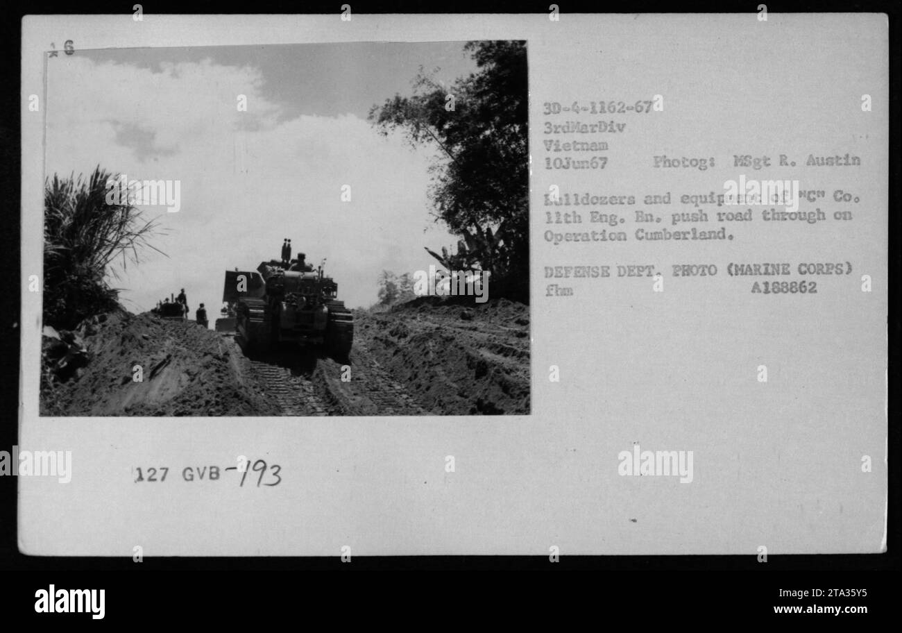 'Ingenieure von 'C' Co. 11. Engl. BN. Am 10. Juni 1967 wurde eine Straße bei der Operation Cumberland in Vietnam durchgedrückt. Dabei werden Planierraupen und Baumaschinen eingesetzt. Dieses Foto wurde von MSgt R. Austin aufgenommen und trägt die Bezeichnung Defense Dept Foto (Marine Corps).“ Stockfoto
