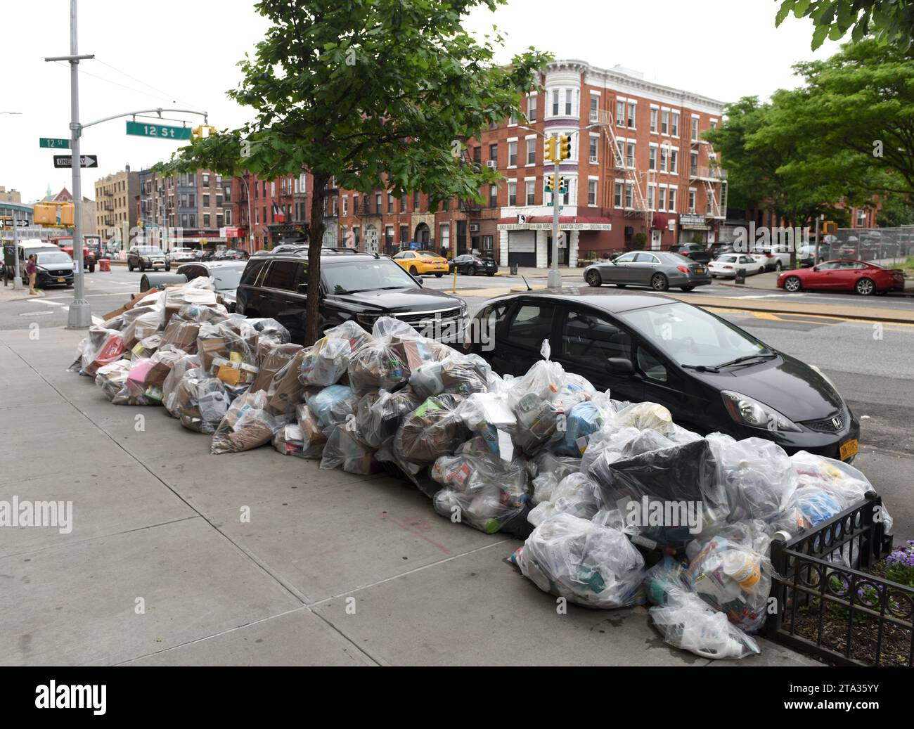 New York, USA - 30. Mai 2018: Müll in Taschen auf der Straße von Brooklyn in New York. Stockfoto