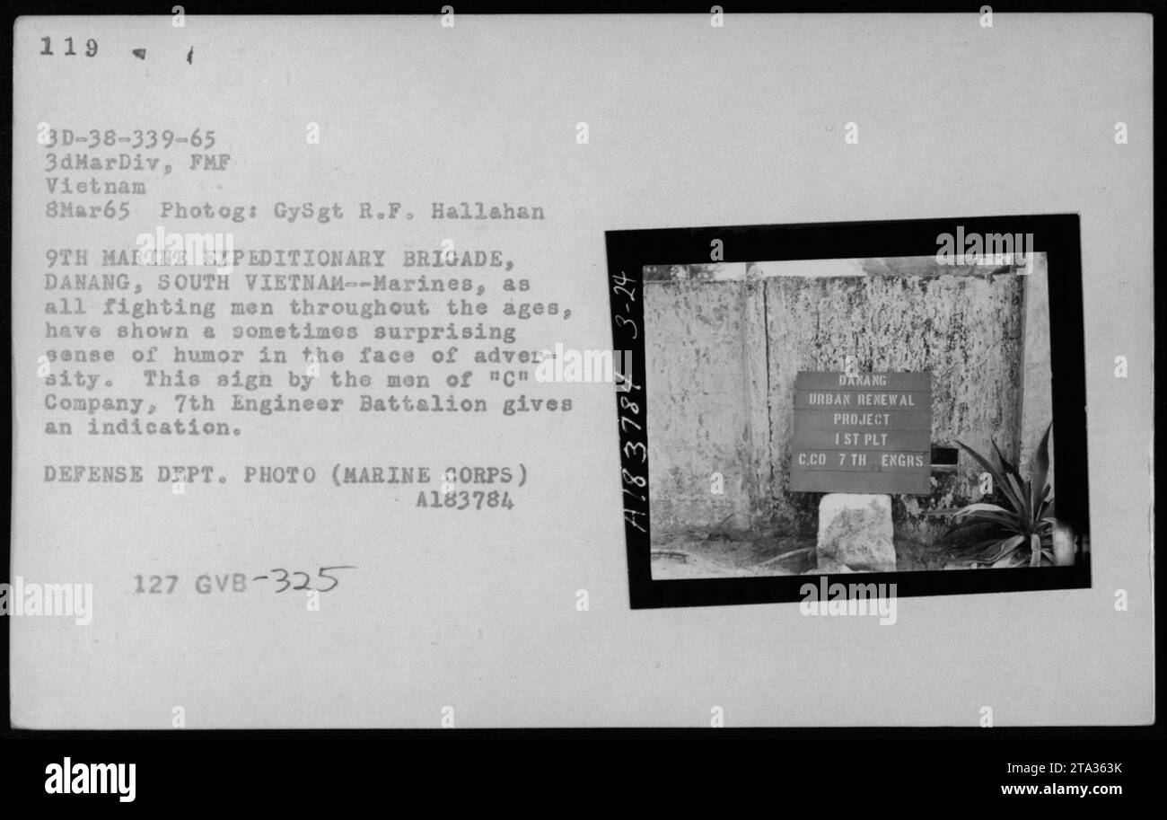 Eine Gruppe von Marines der C-Kompanie, 7. Ingenieurbataillon, stationiert in Danang, Südvietnam, zeigte ihren Humor inmitten von Widrigkeiten mit einem Schild für das Dakang Urban Renewal Project. Dieses Bild wurde am 8. März 1965 vom Fotografen GySgt R.F. Hallahan des Marine Corps aufgenommen. VERTEIDIGUNGSABTEILUNG. FOTO (MARINE CORPS) A183784. Stockfoto